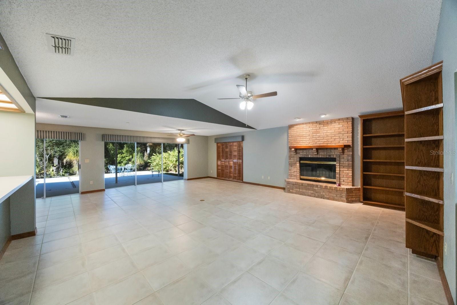 Listing photo id 19 for 16124 Vanderbilt Drive