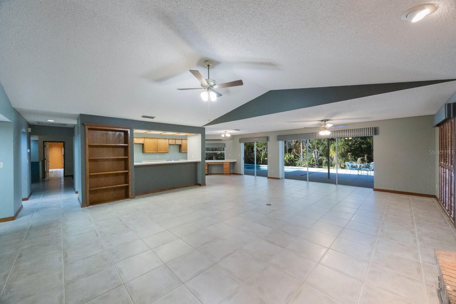 Listing photo id 20 for 16124 Vanderbilt Drive