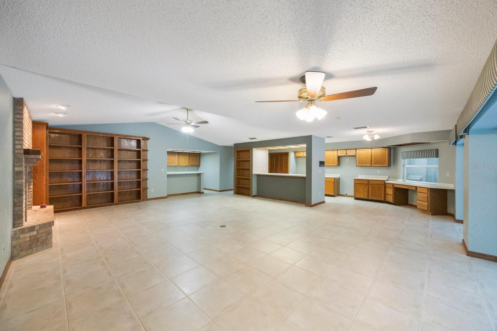 Listing photo id 22 for 16124 Vanderbilt Drive