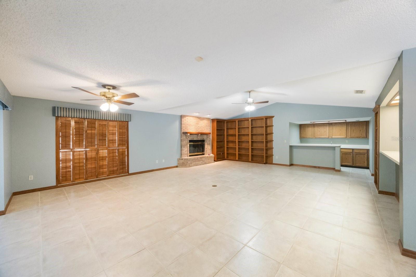 Listing photo id 23 for 16124 Vanderbilt Drive