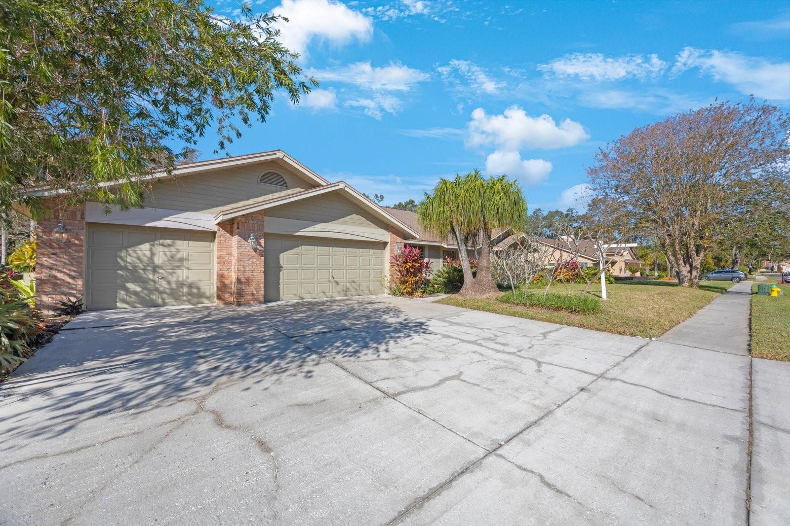 Listing photo id 1 for 16124 Vanderbilt Drive