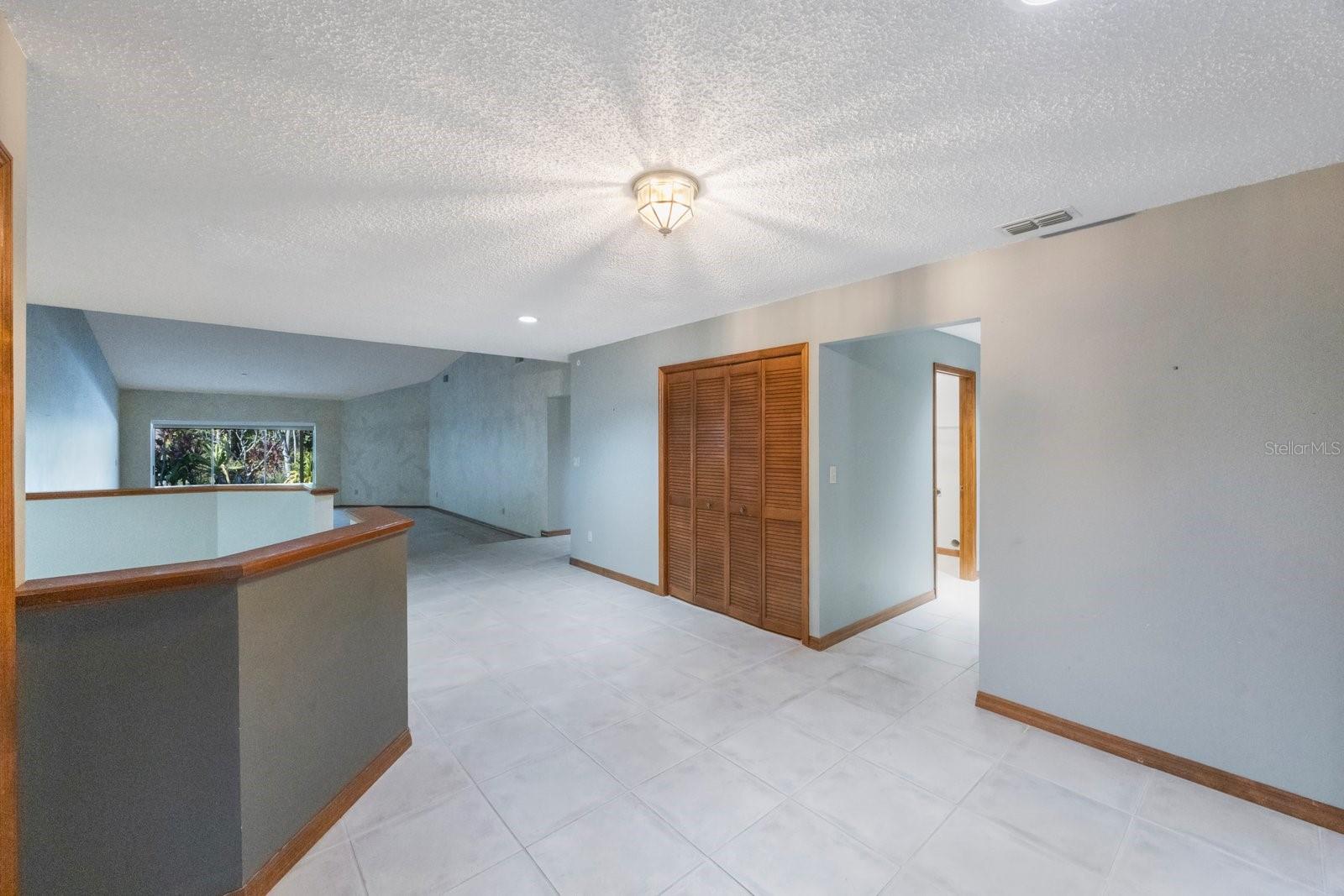 Listing photo id 6 for 16124 Vanderbilt Drive