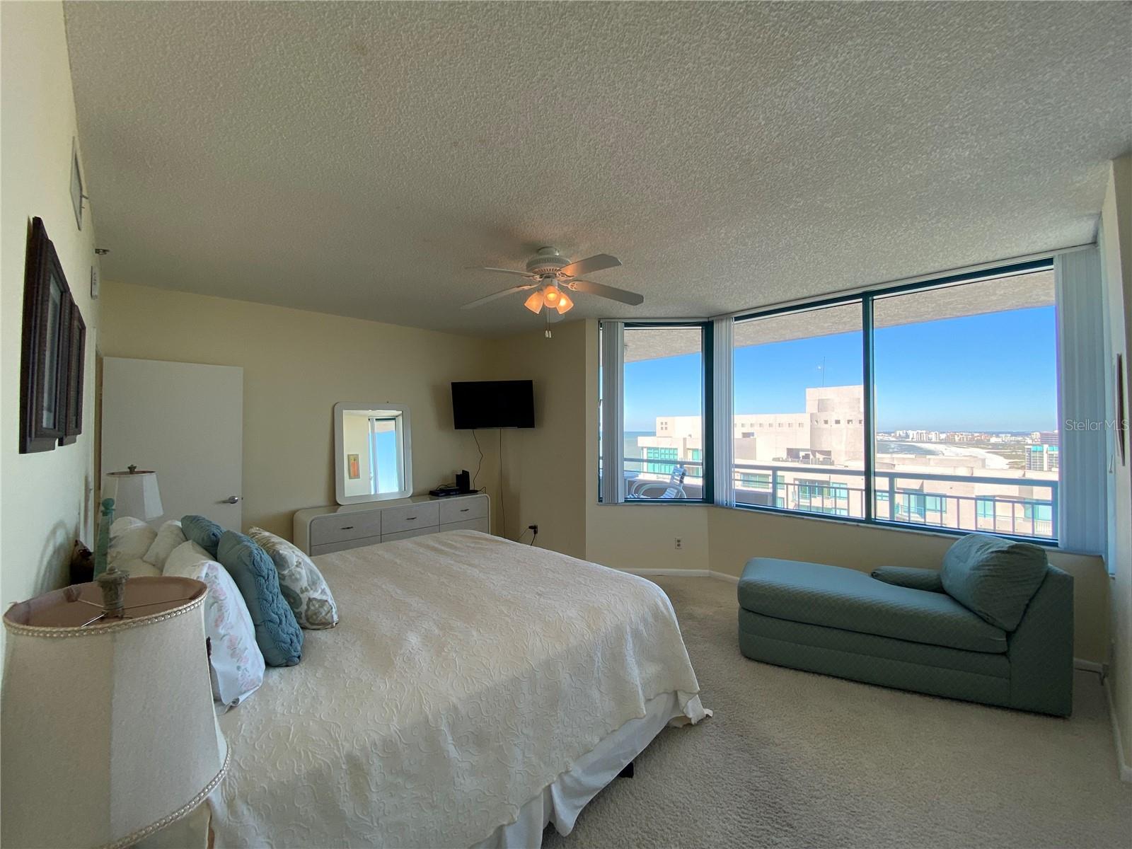 Listing photo id 18 for 1540 Gulf Boulevard 2107