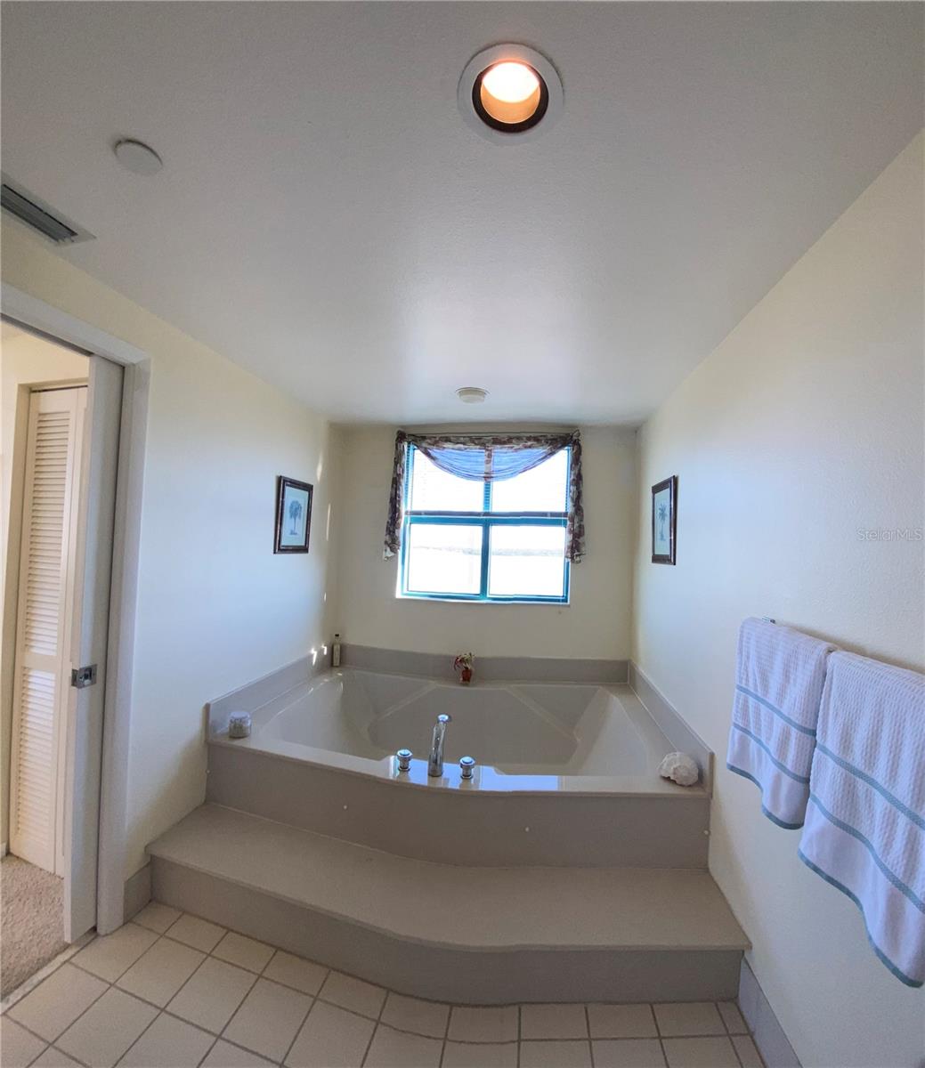 Listing photo id 24 for 1540 Gulf Boulevard 2107