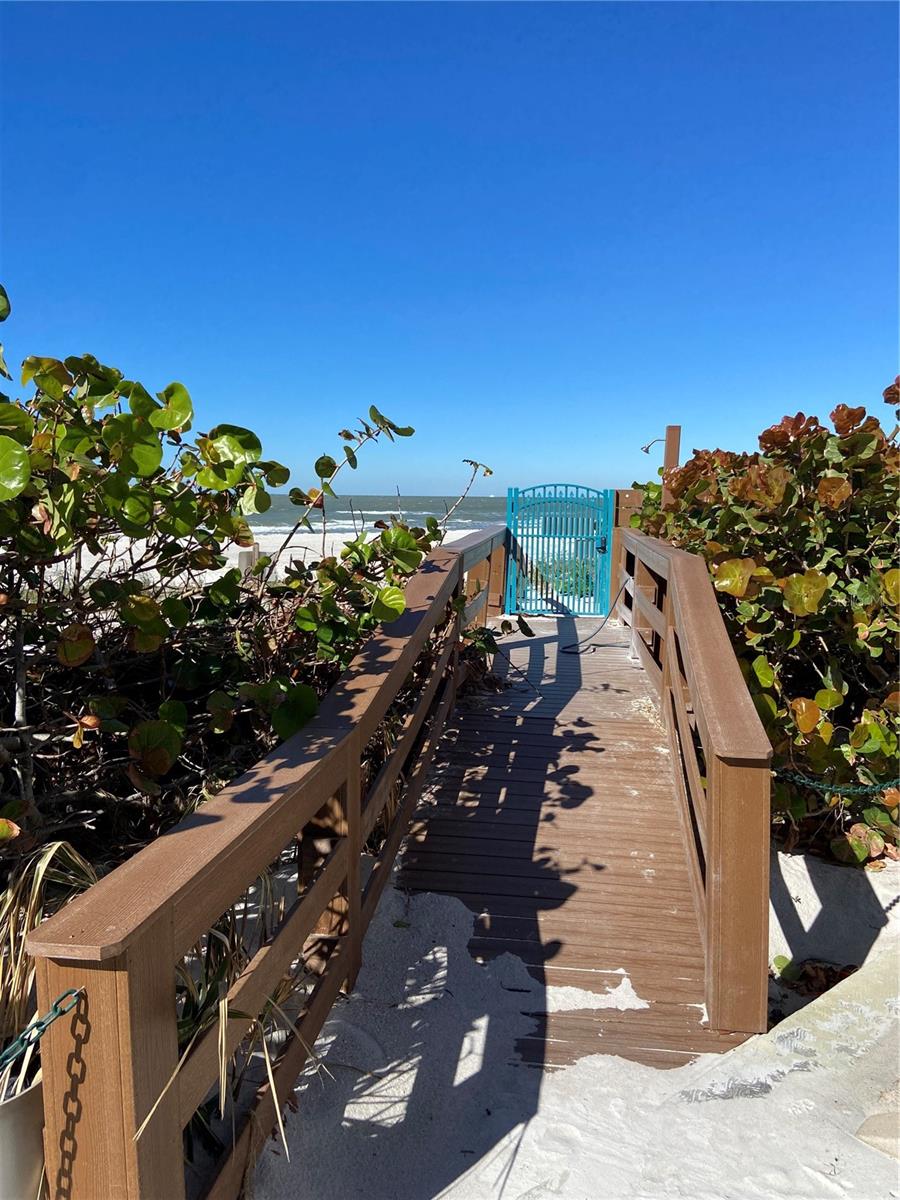 Listing photo id 65 for 1540 Gulf Boulevard 2107