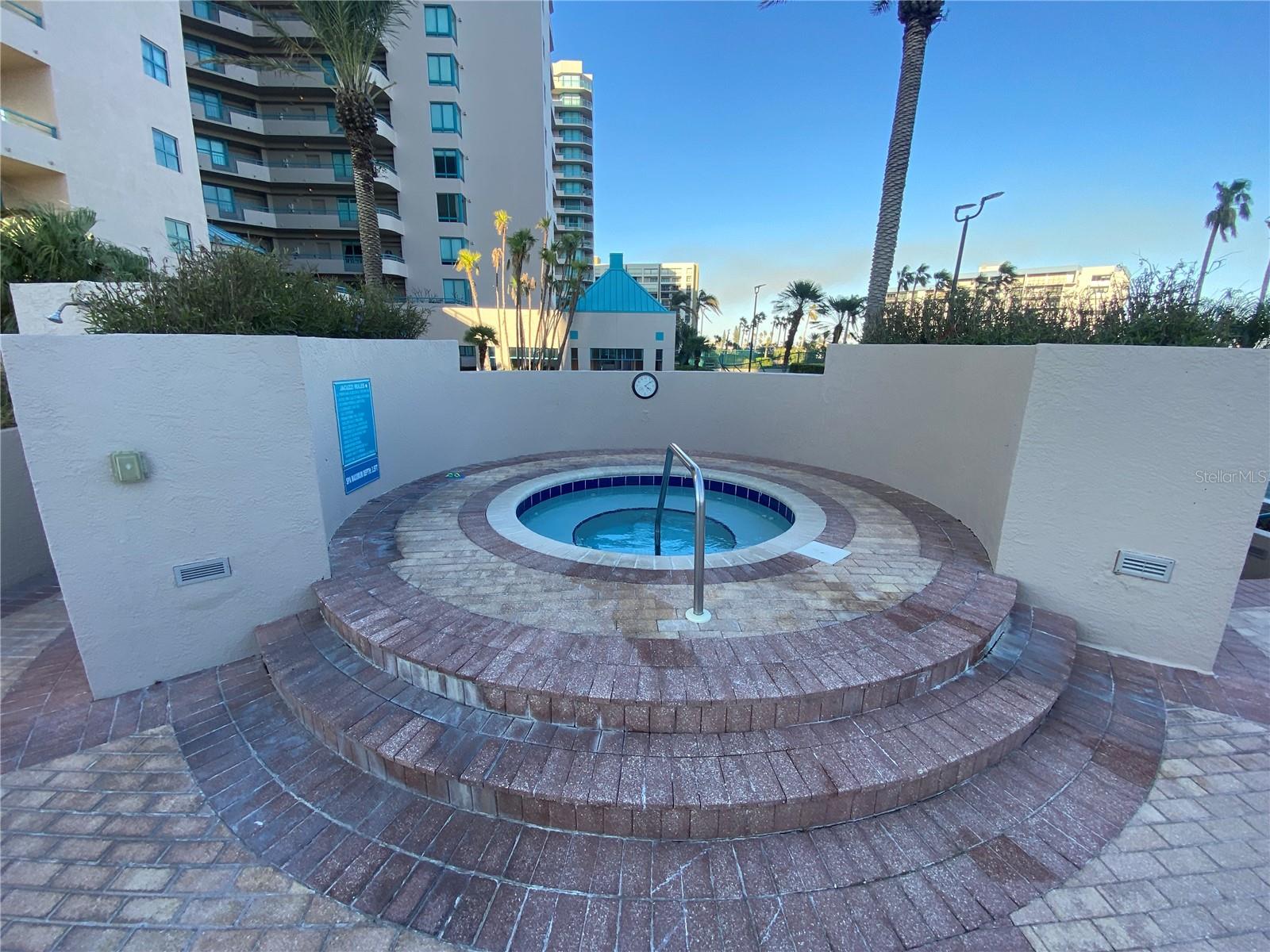 Listing photo id 76 for 1540 Gulf Boulevard 2107