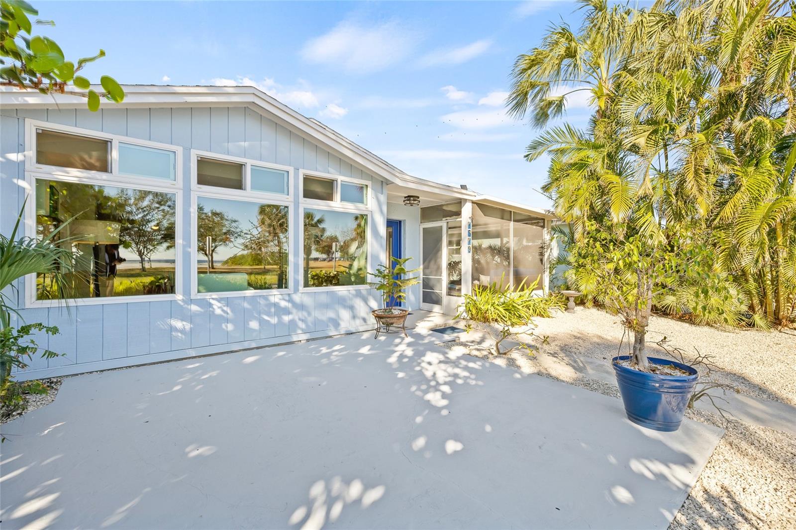 Listing photo id 0 for 1519 Beach Drive Se