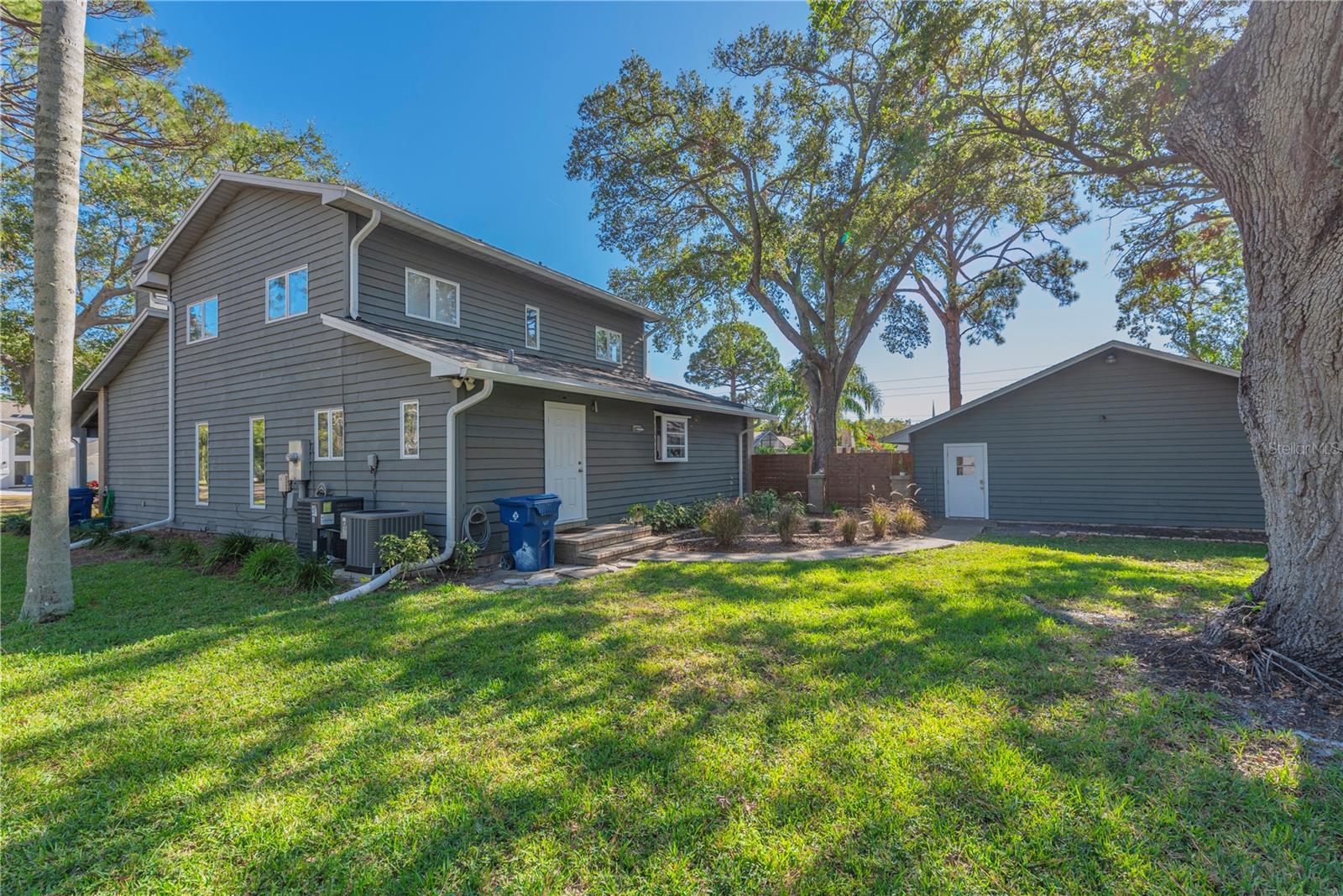 Listing photo id 24 for 7850 134th Street