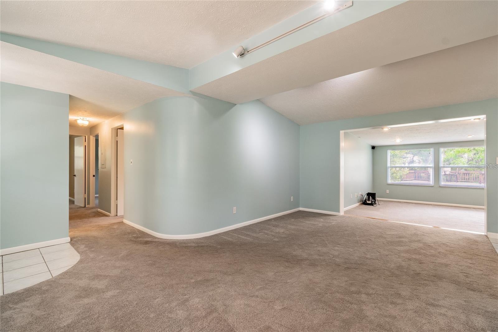 Listing photo id 5 for 20735 Gardenia Drive