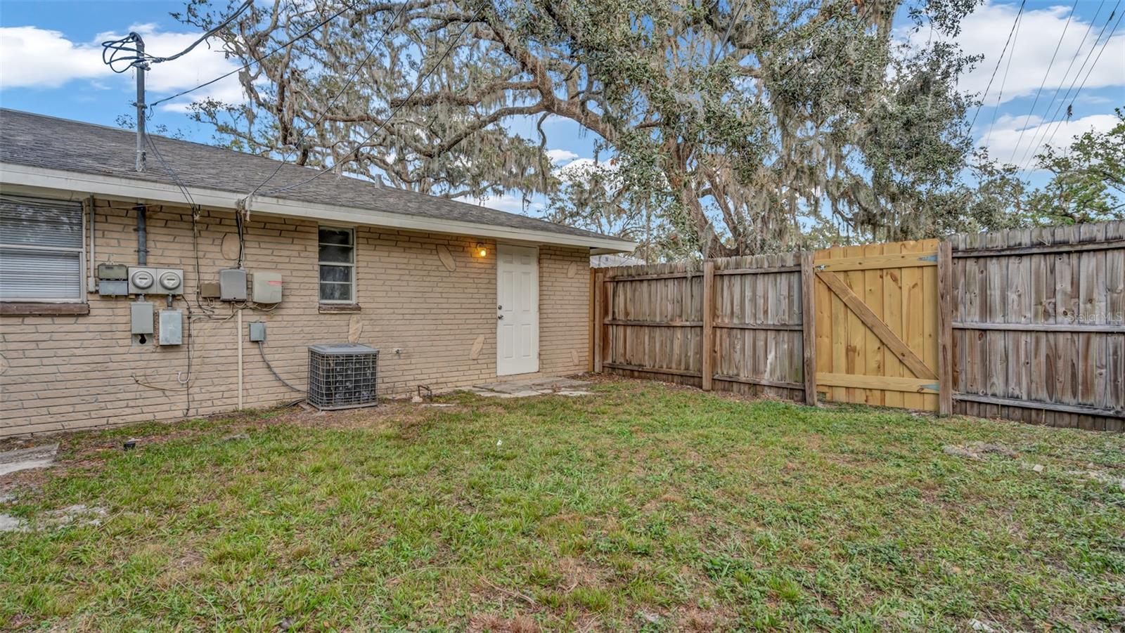 Listing photo id 15 for 5310 Oakwood Court 23