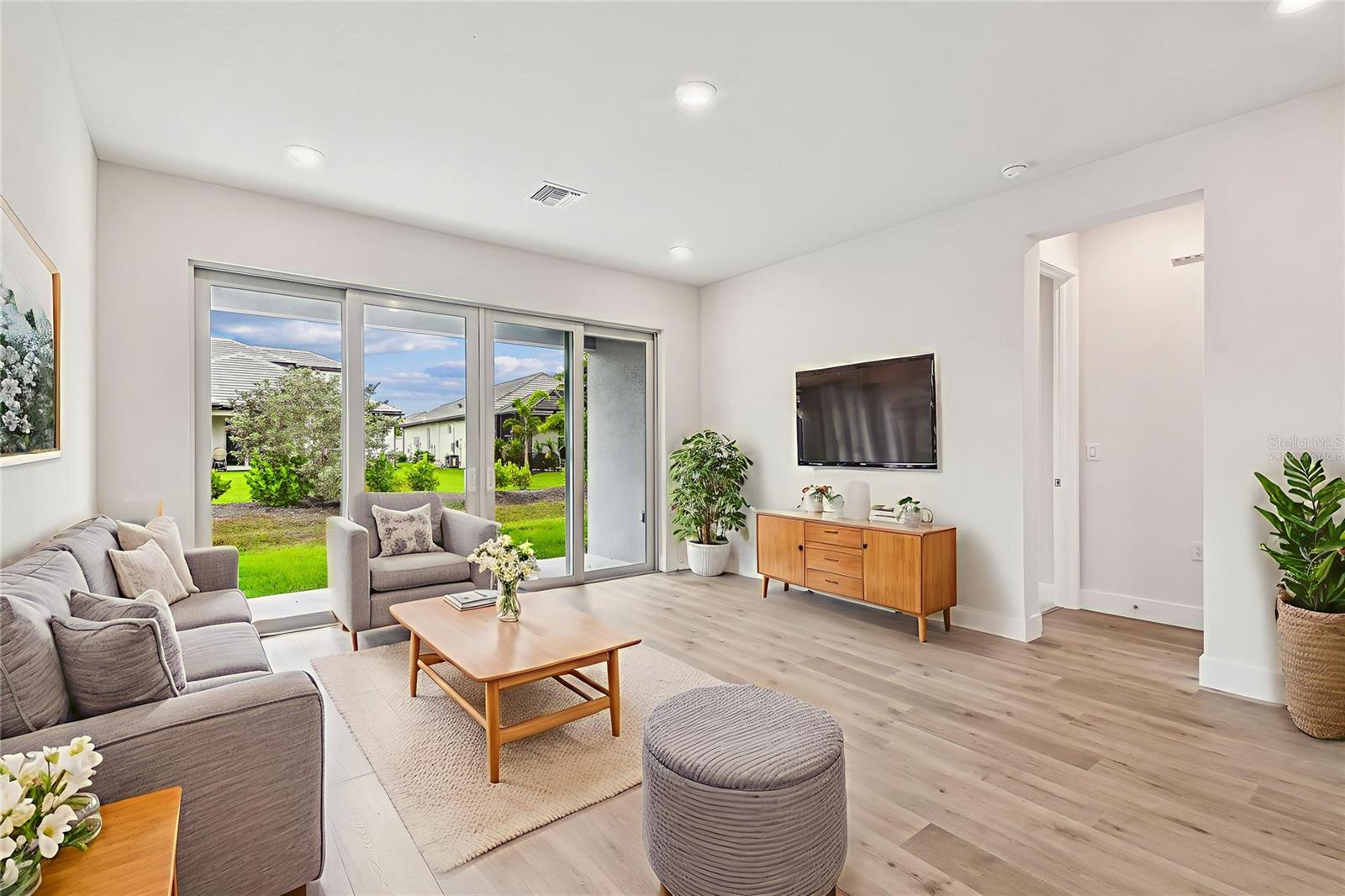 Image 17 of 50 For 633 Allora Avenue