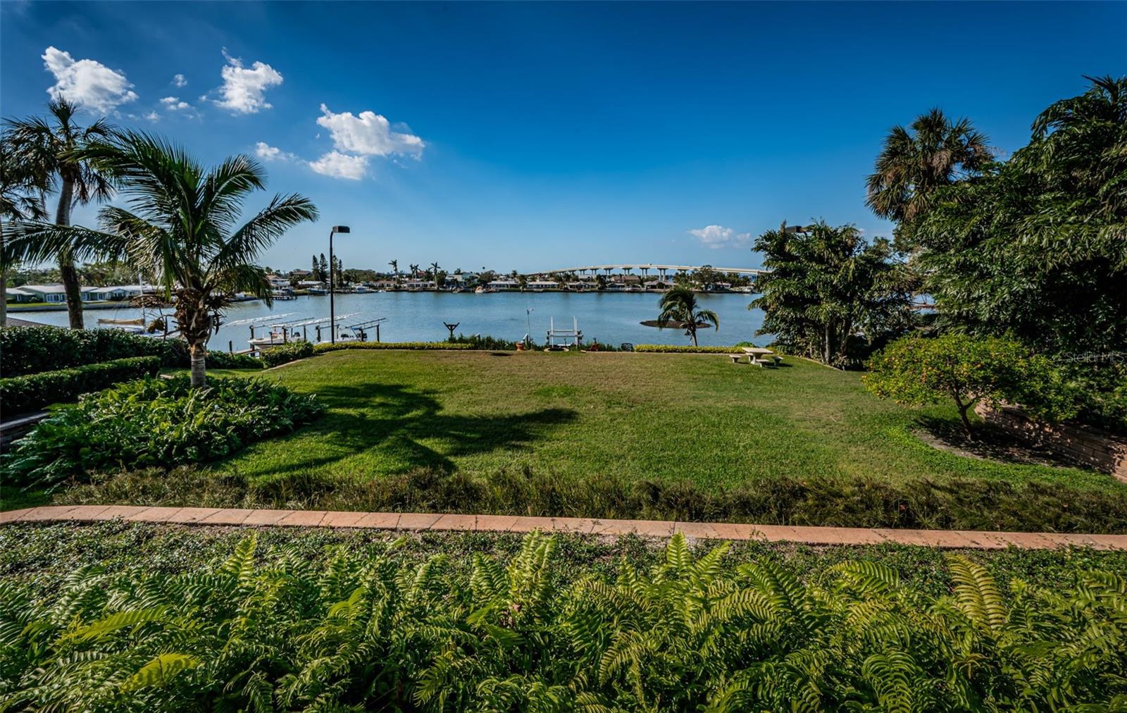 Listing photo id 84 for 118 Harbor View Lane