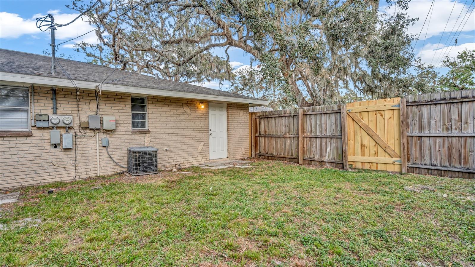 Listing photo id 15 for 5312 Oakwood Court 24