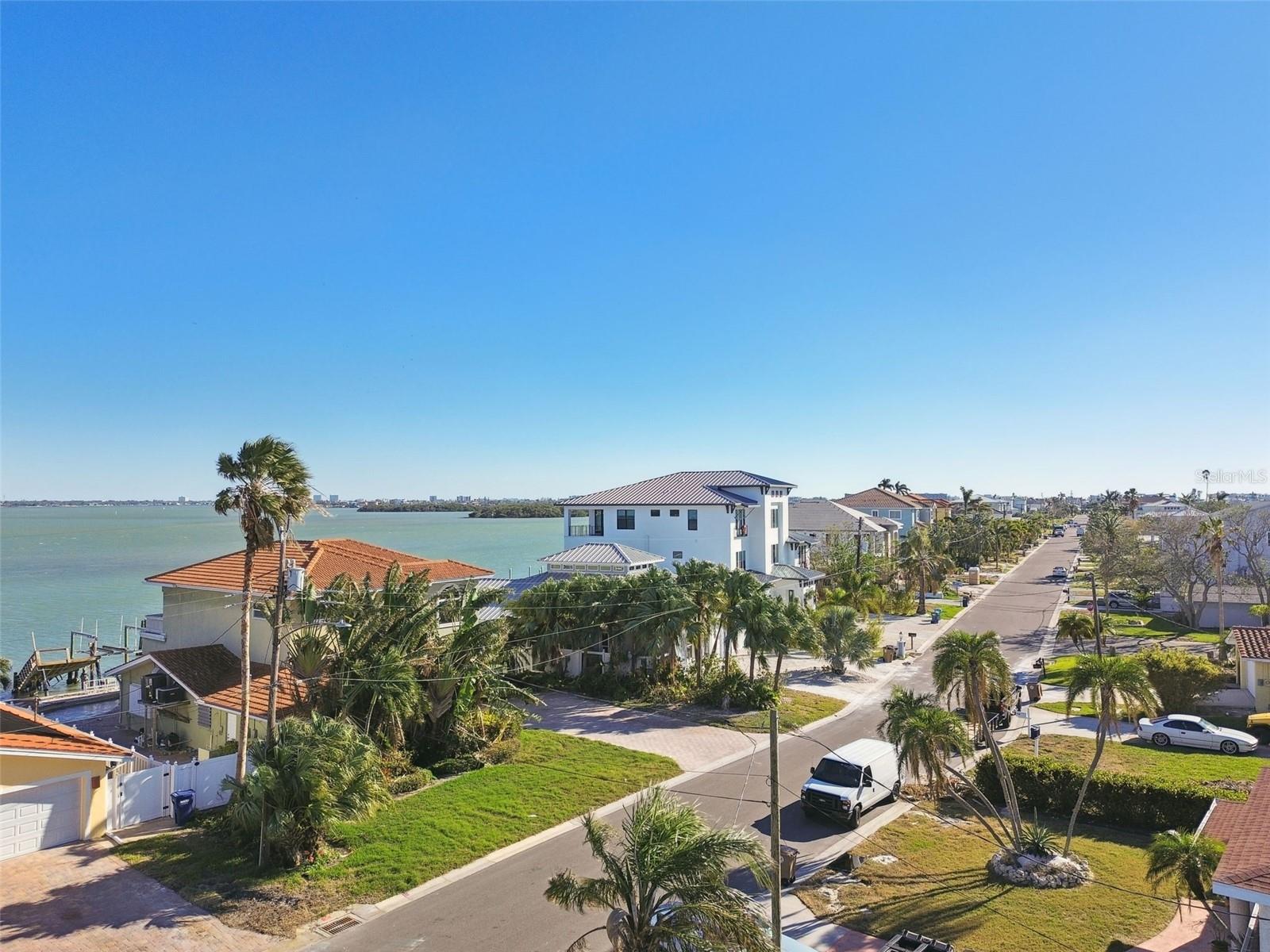 Listing photo id 81 for 568 Johns Pass Avenue