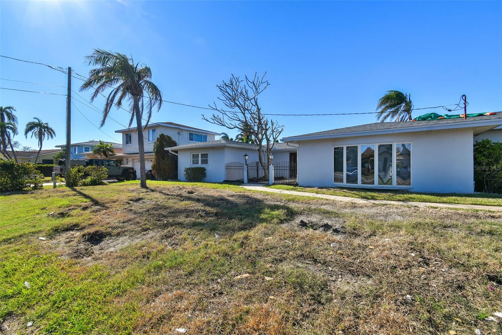 Listing photo id 9 for 568 Johns Pass Avenue