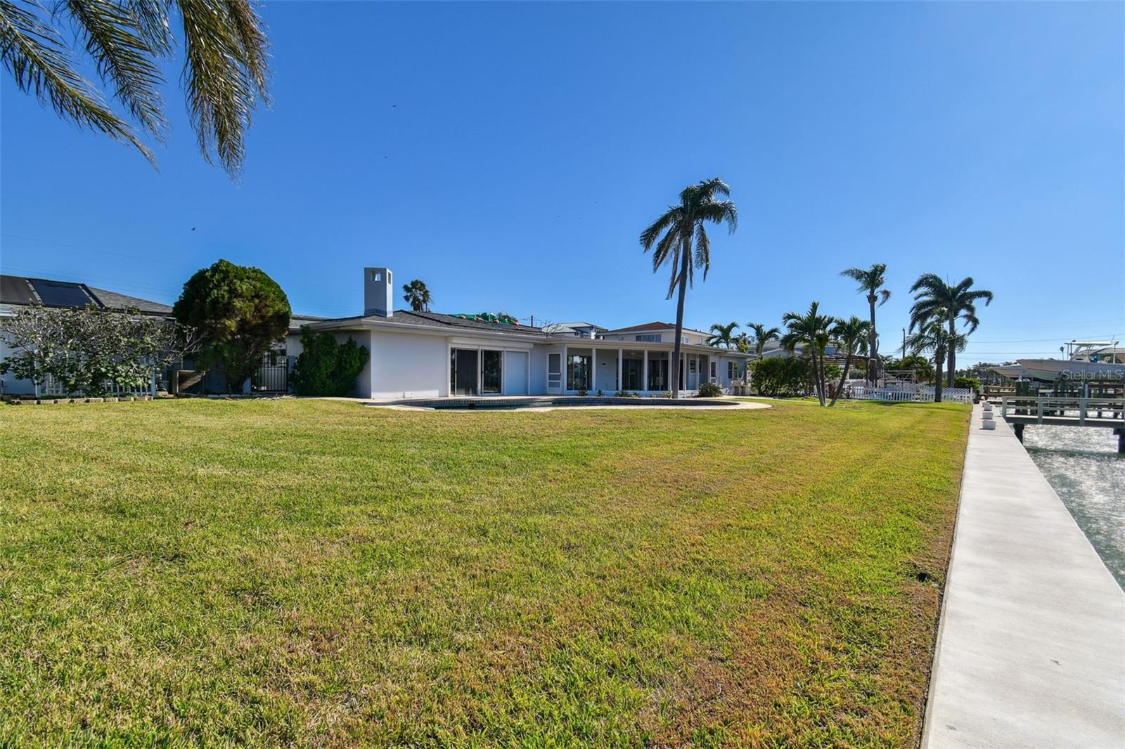 Listing photo id 15 for 568 Johns Pass Avenue