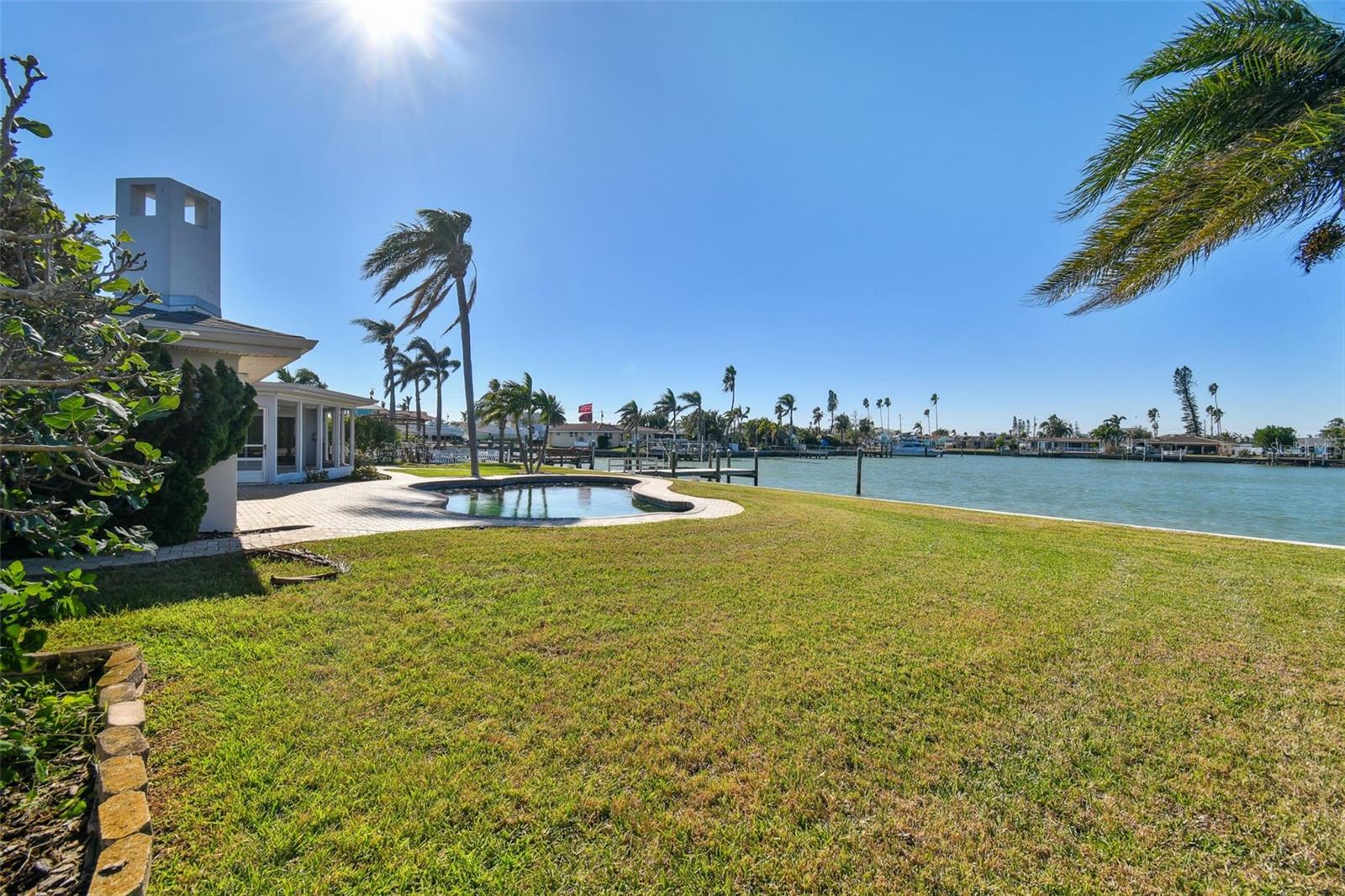 Listing photo id 2 for 568 Johns Pass Avenue