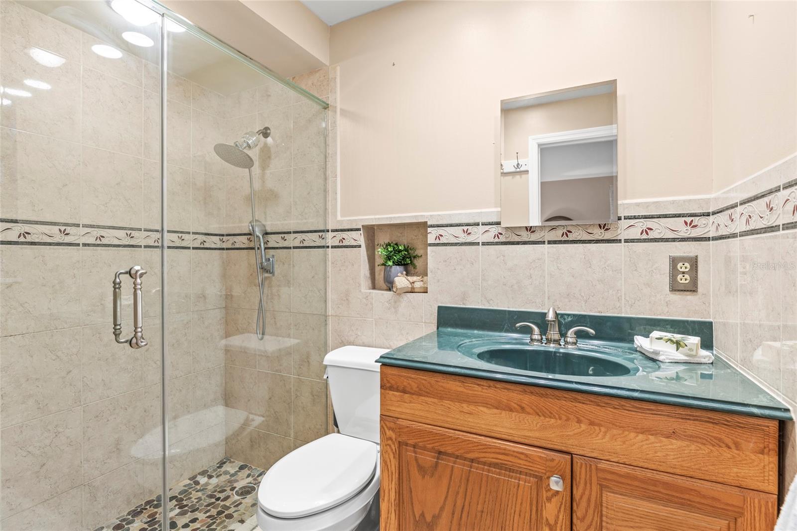 Listing photo id 15 for 897 Imperial Drive