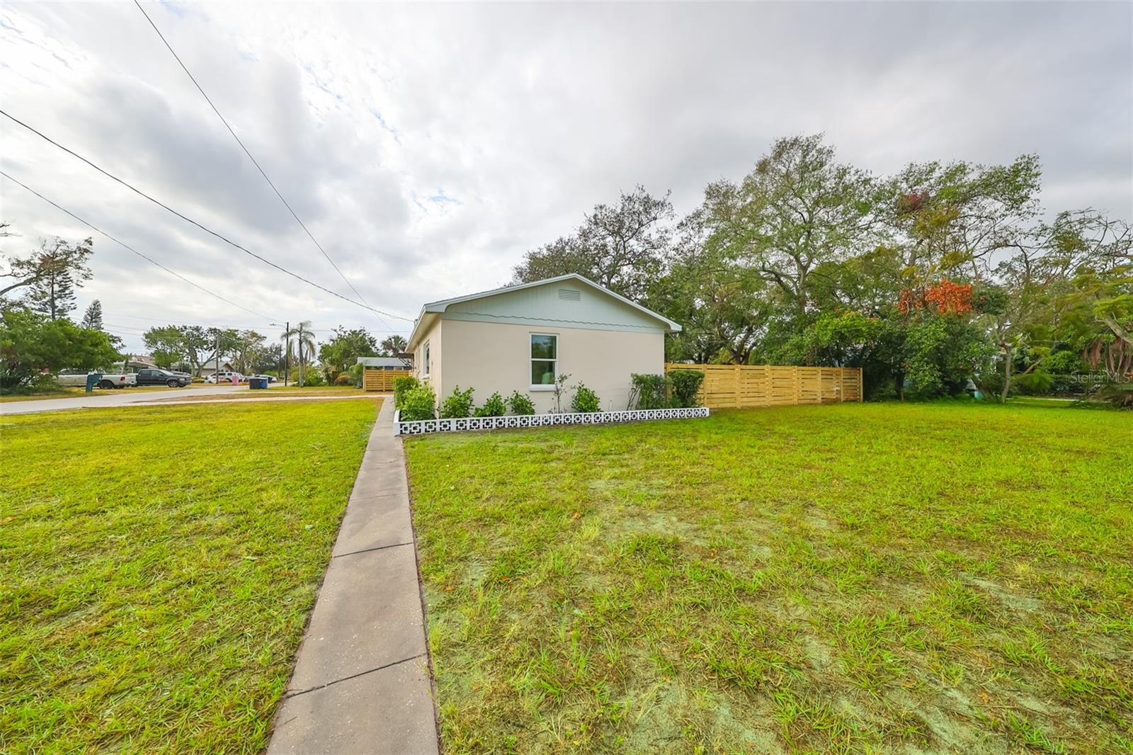 Listing photo id 2 for 1161 Howard Street