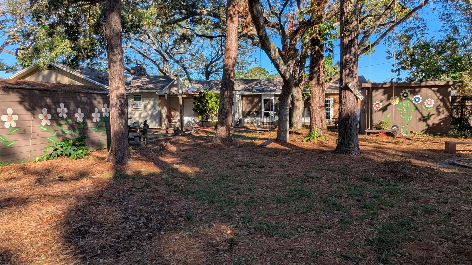 Listing photo id 1 for 2033 Aaron Place