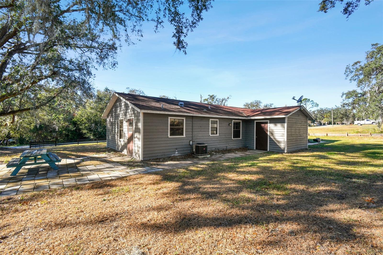 Listing photo id 61 for 12140 Magnolia Street