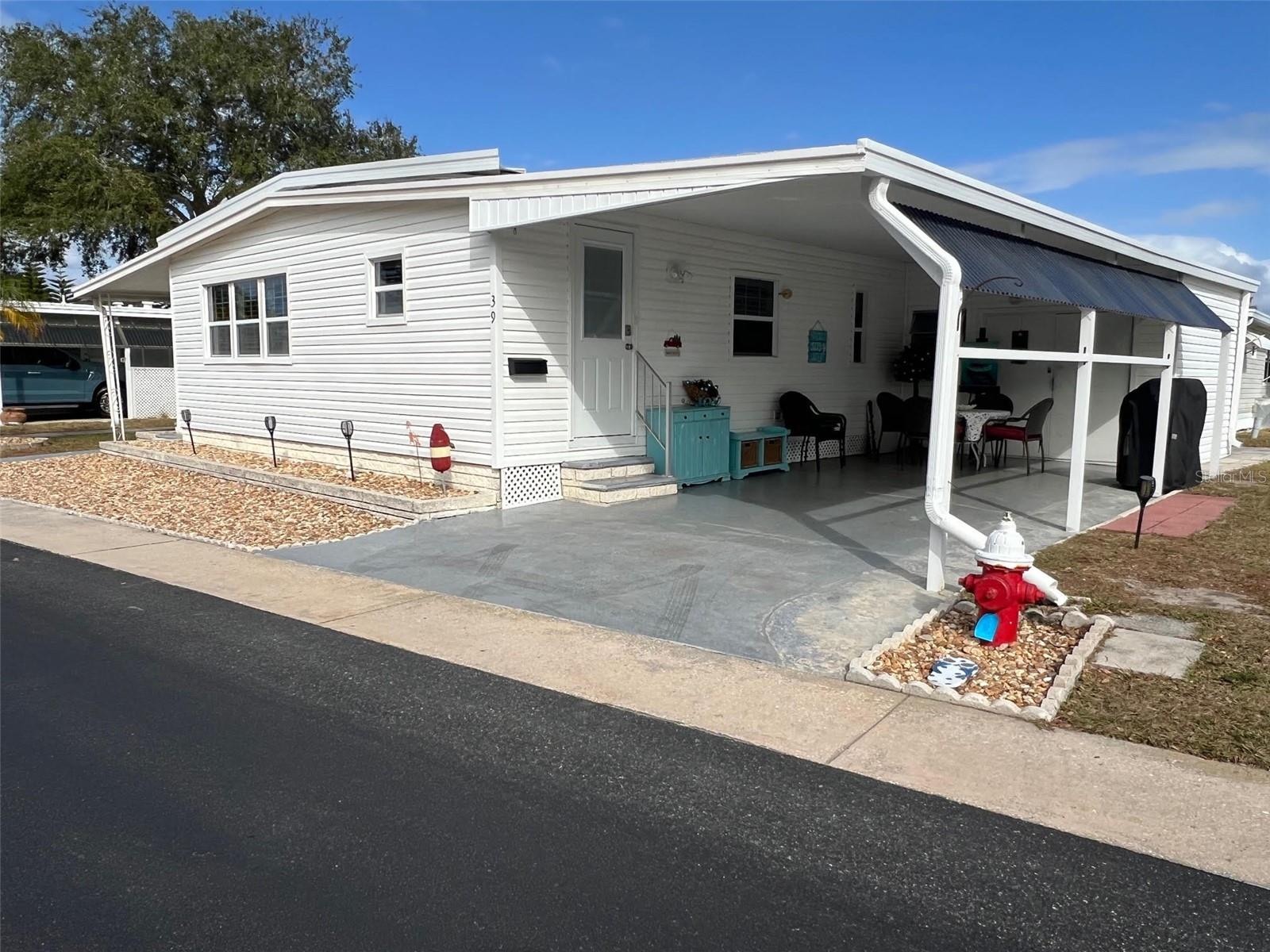 Listing photo id 0 for 39 Pindo Palm Street W