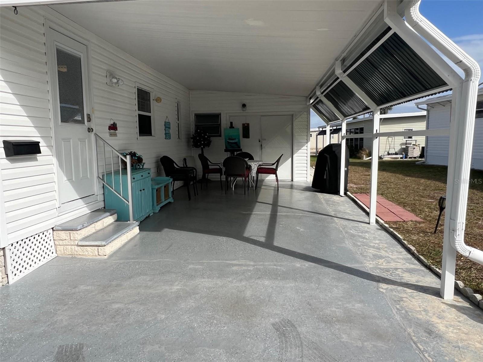 Listing photo id 1 for 39 Pindo Palm Street W