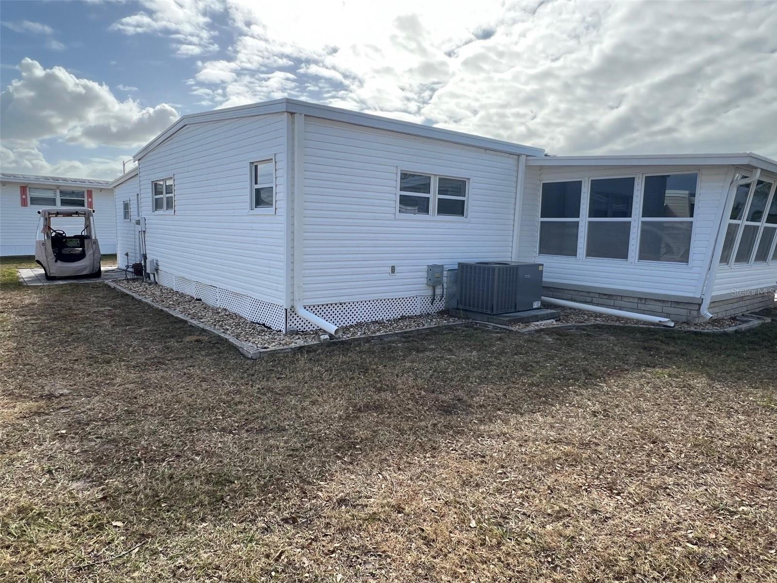 Listing photo id 2 for 39 Pindo Palm Street W