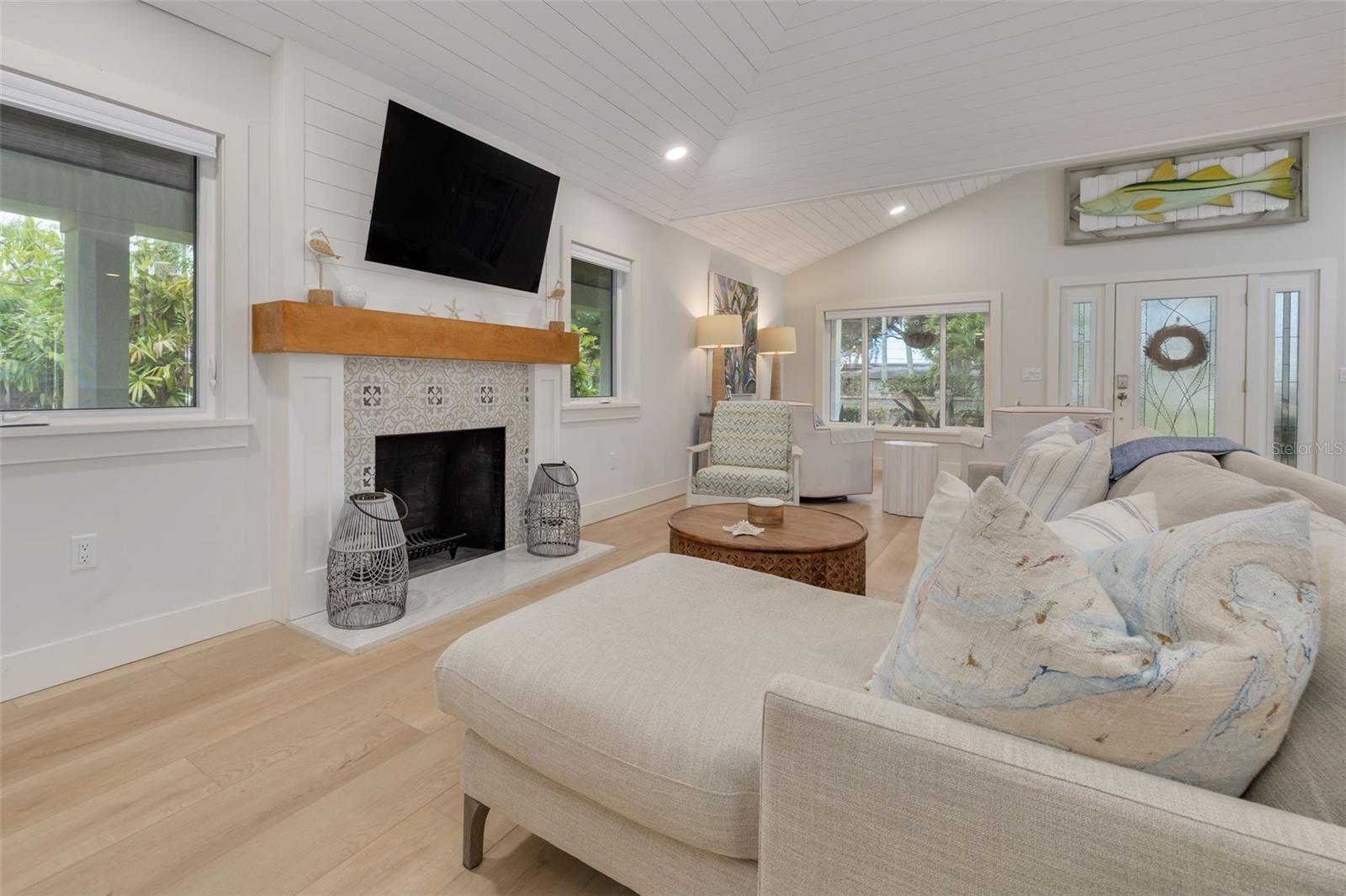 Listing photo id 10 for 1615 Santa Barbara Drive