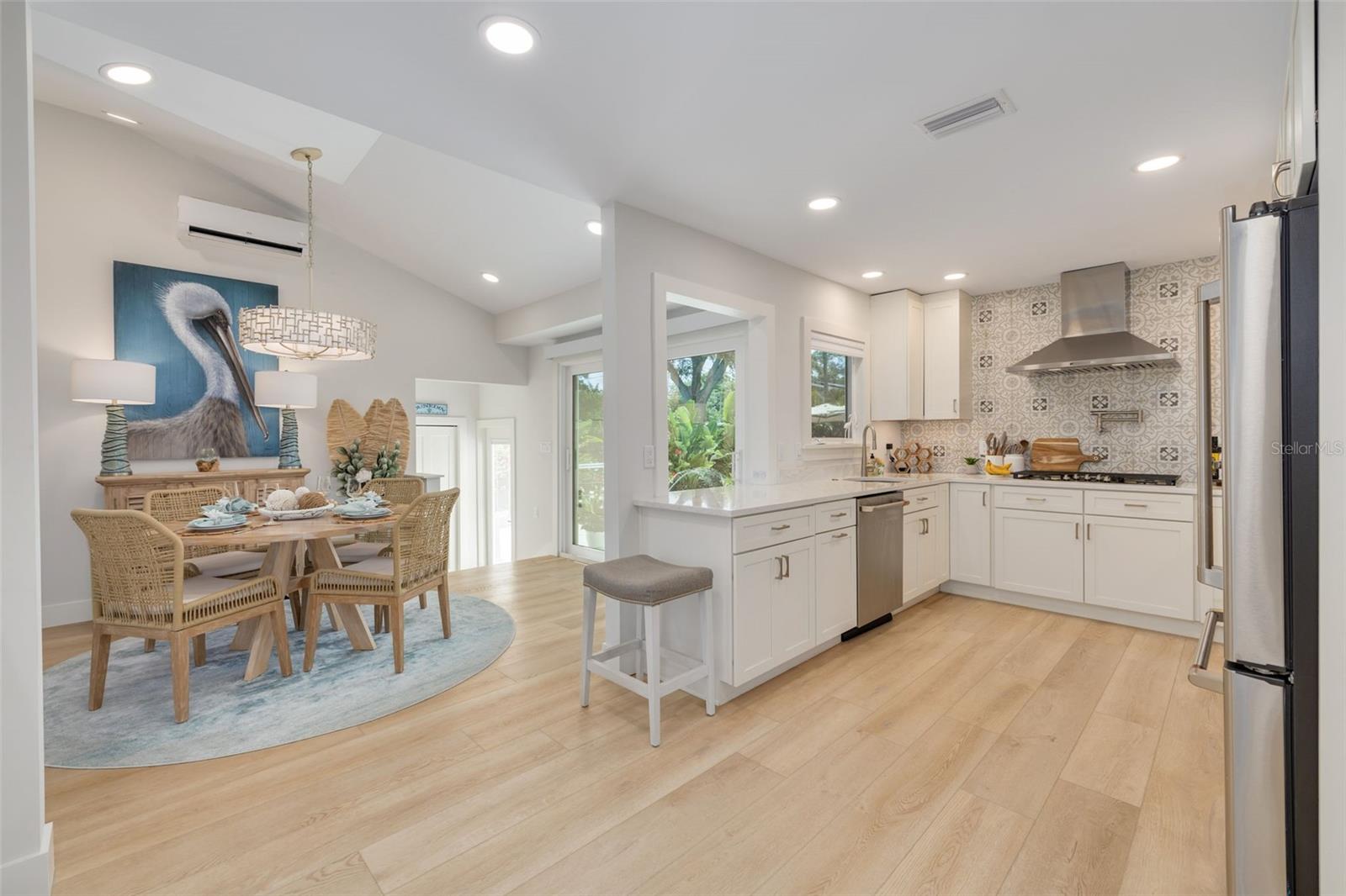 Listing photo id 17 for 1615 Santa Barbara Drive