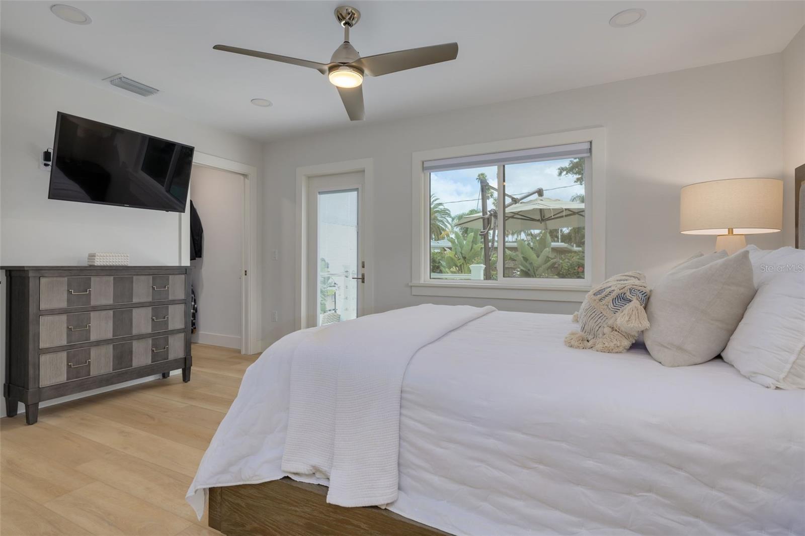 Listing photo id 20 for 1615 Santa Barbara Drive