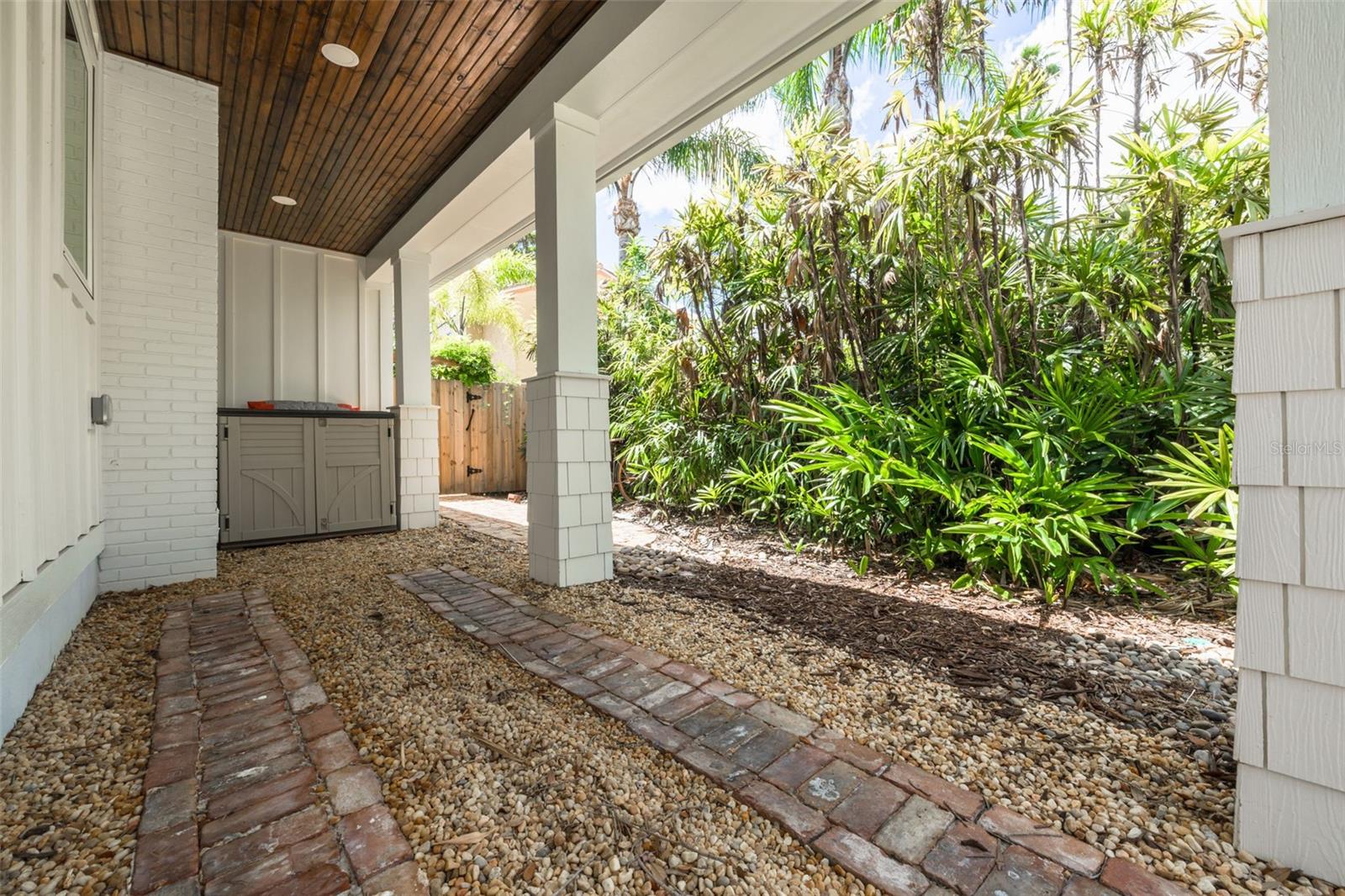 Listing photo id 43 for 1615 Santa Barbara Drive