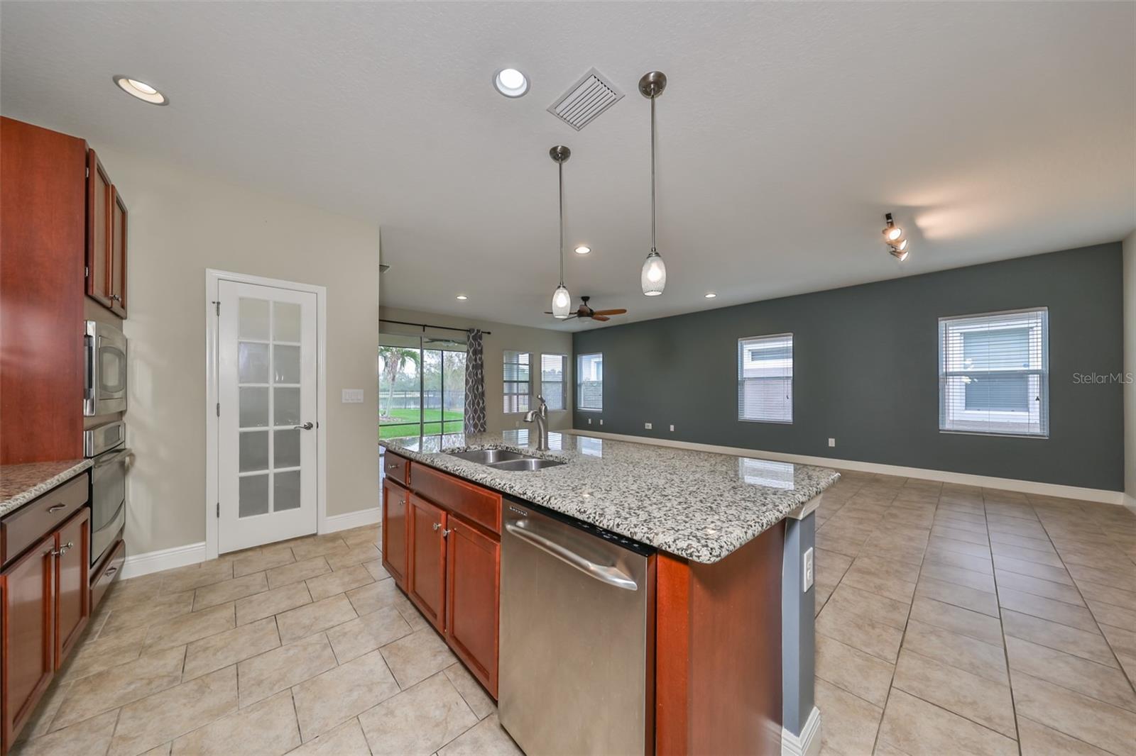 Listing photo id 2 for 6910 Sail View Lane