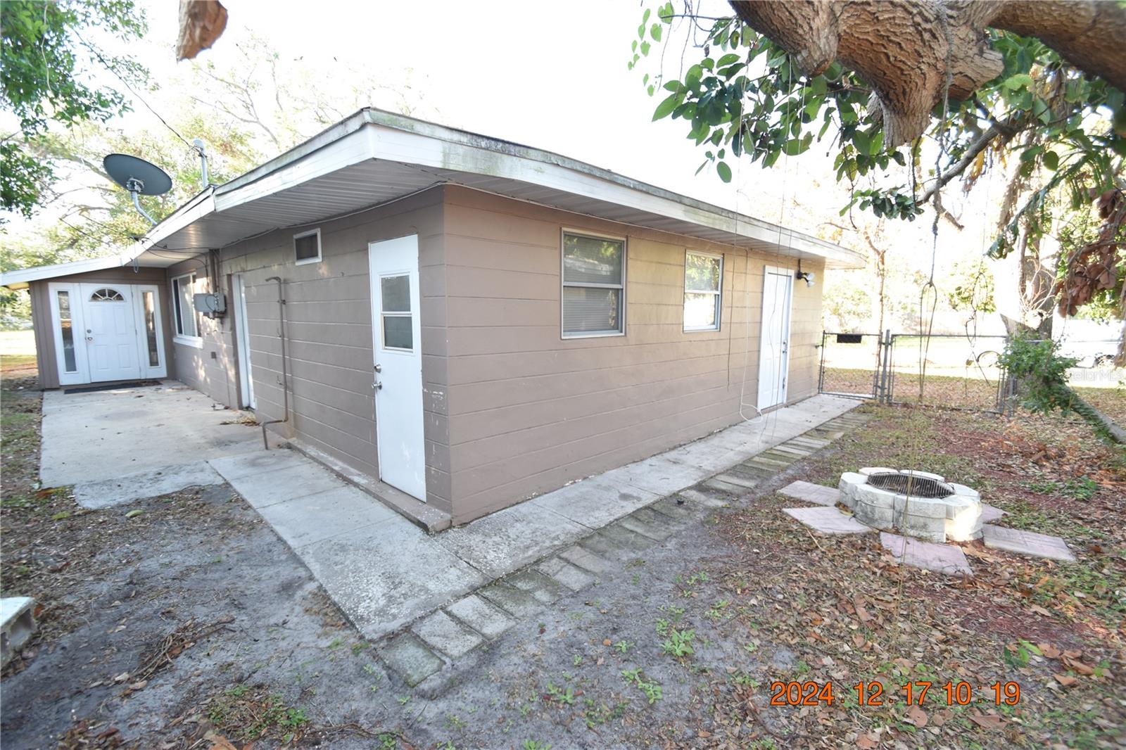 Listing photo id 2 for 3201 30th Street N B