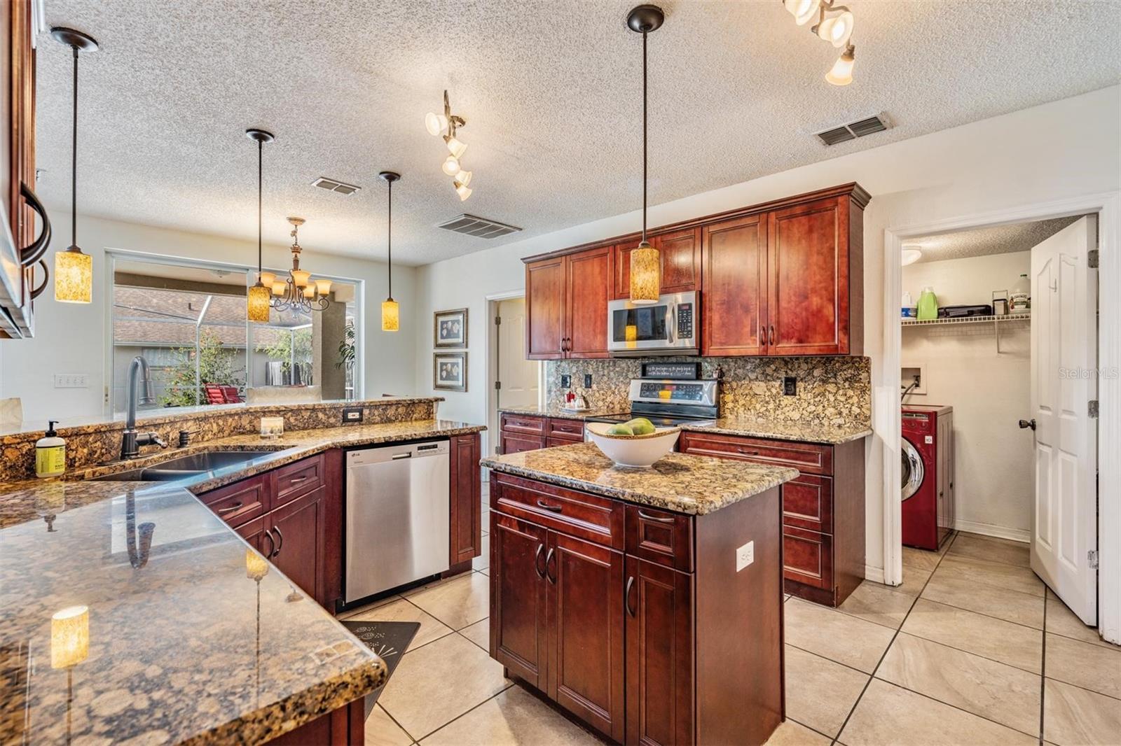 Listing photo id 12 for 10037 Oasis Palm Drive