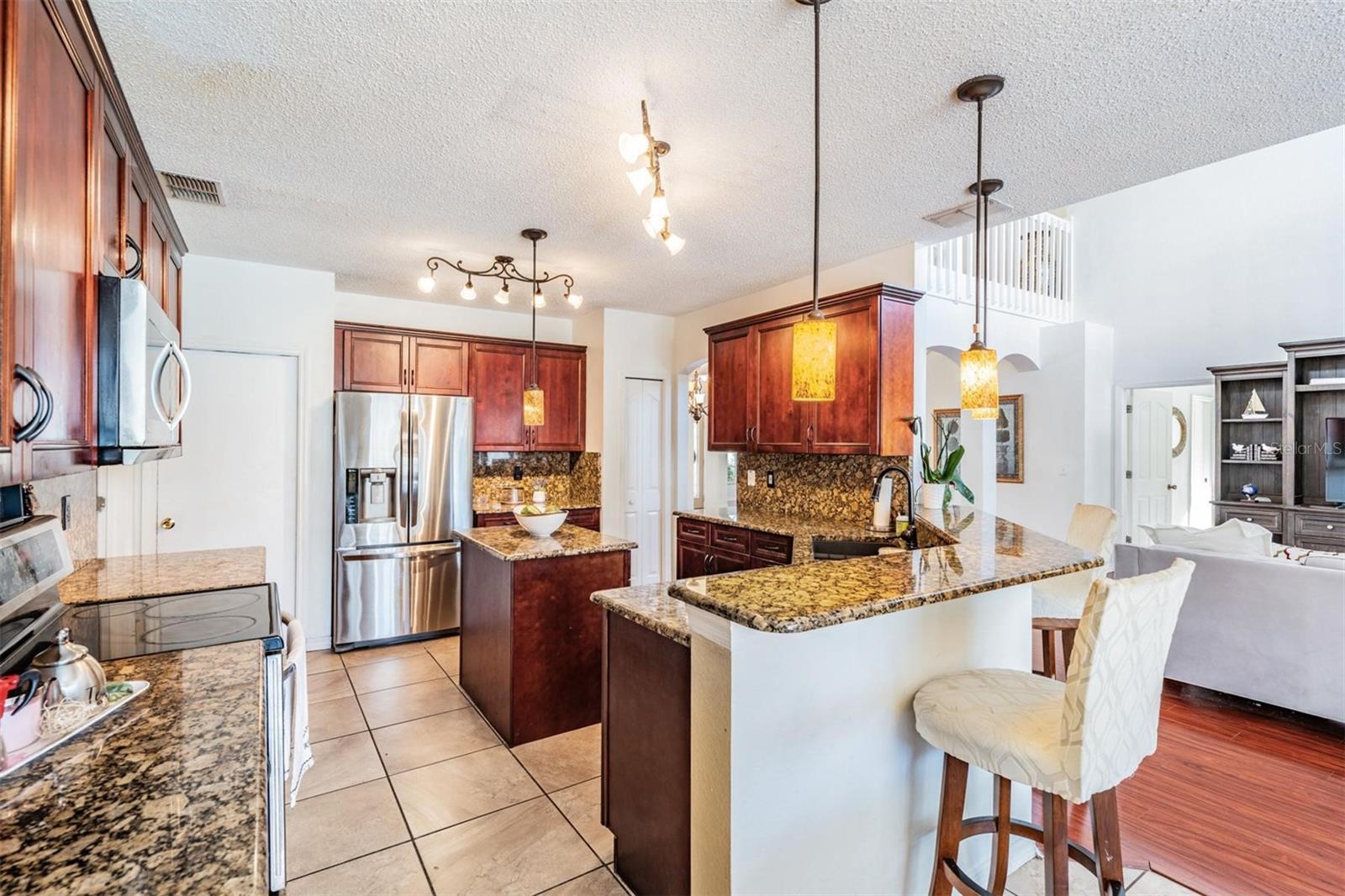 Listing photo id 13 for 10037 Oasis Palm Drive