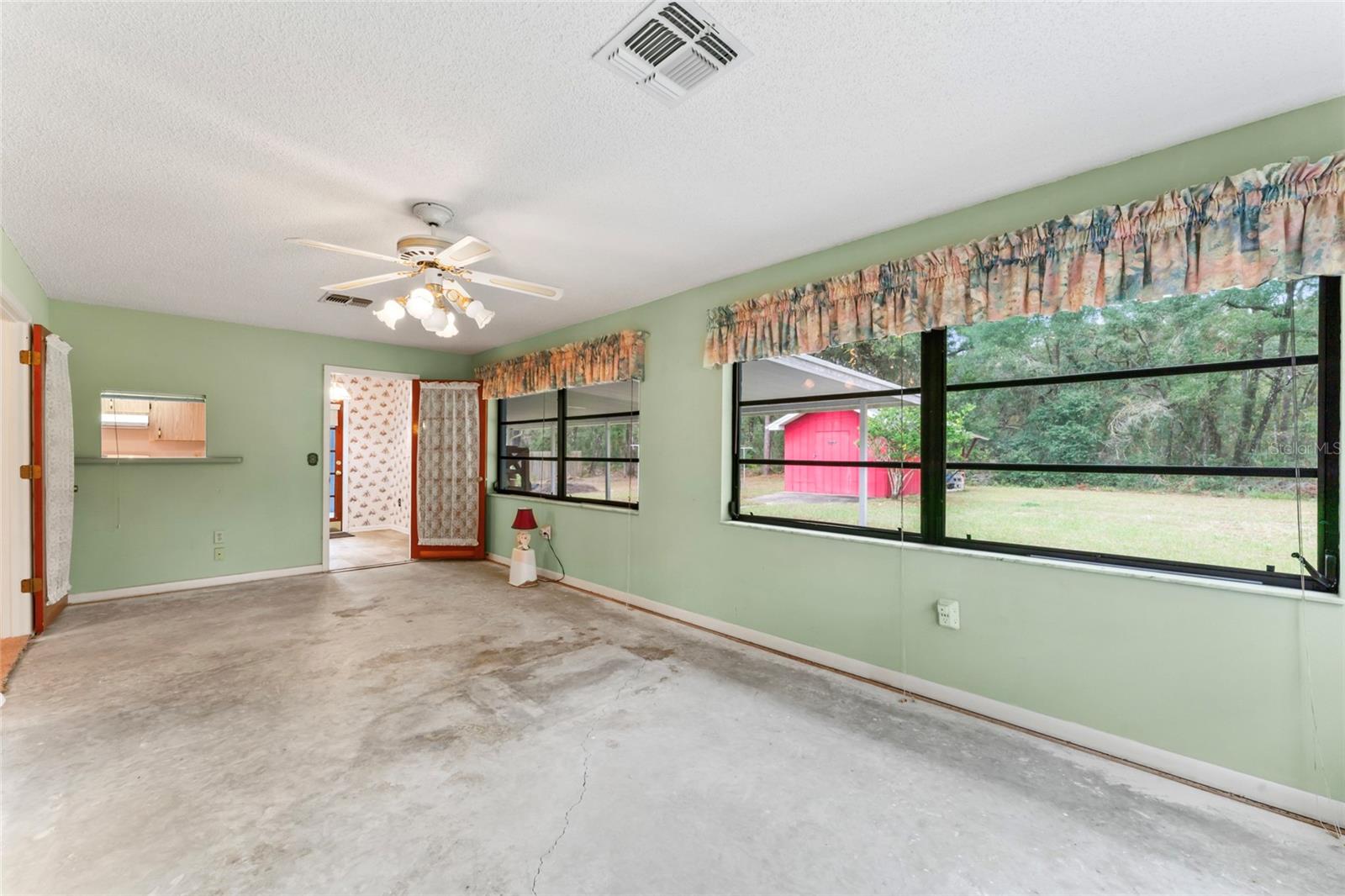 Listing photo id 41 for 5250 Little Green Lane