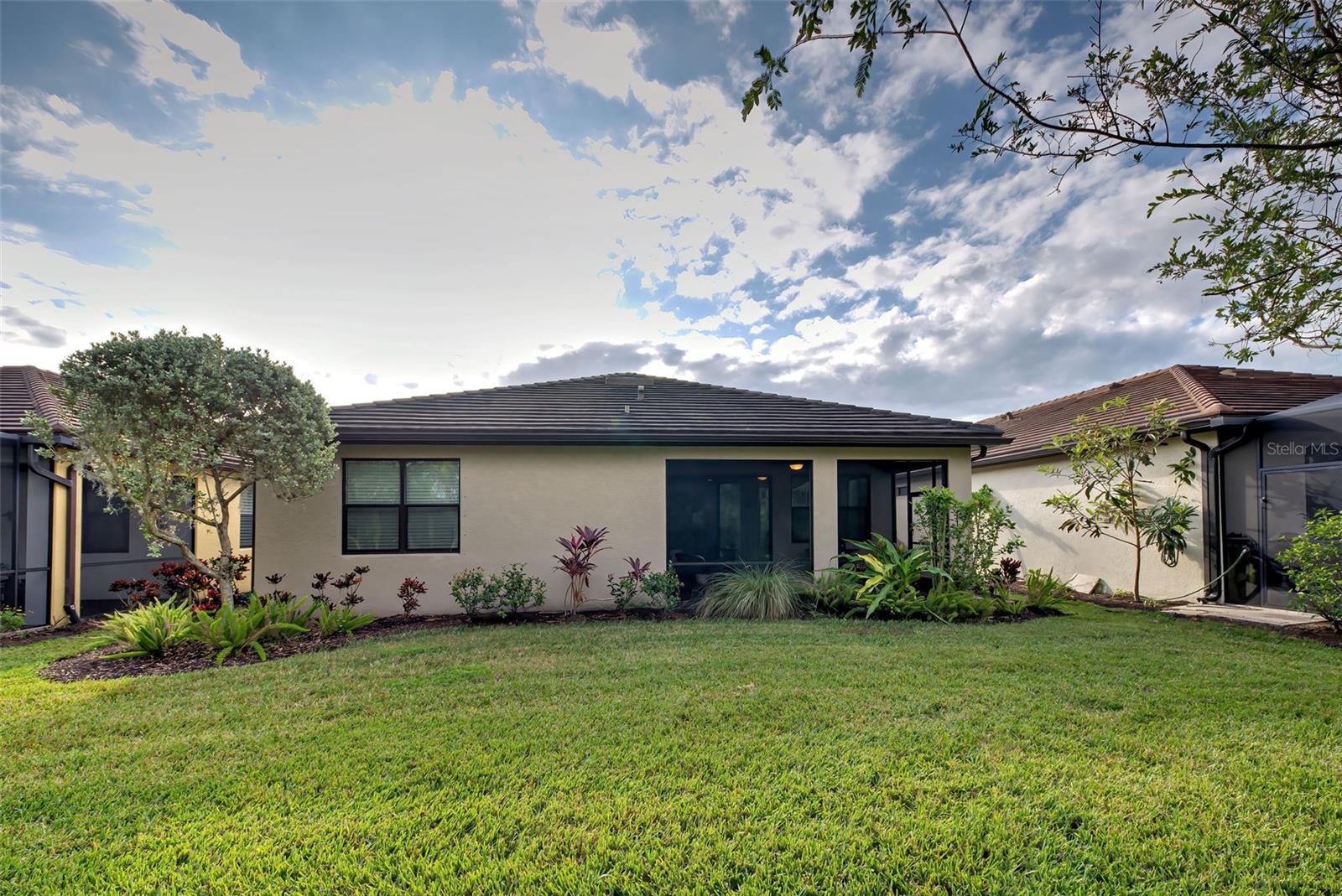 Listing photo id 3 for 11976 Blazing Star Drive