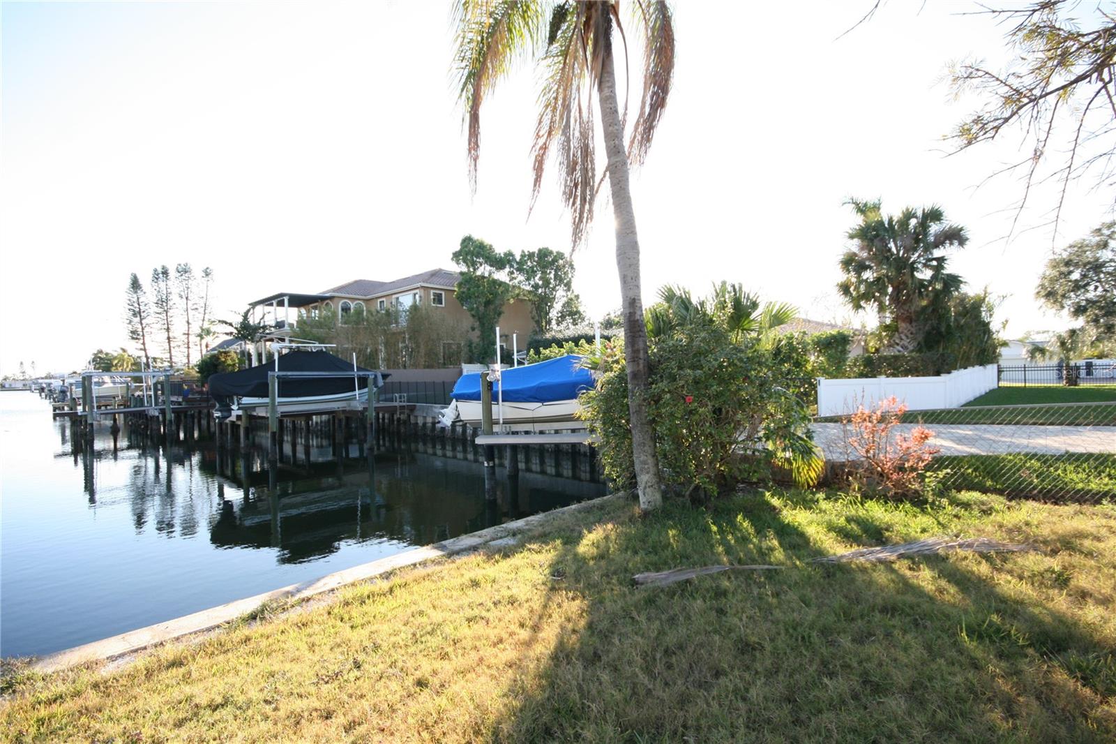 Listing photo id 14 for 4008 Dana Shores Drive