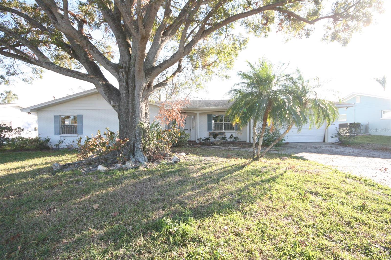 Listing photo id 0 for 4008 Dana Shores Drive