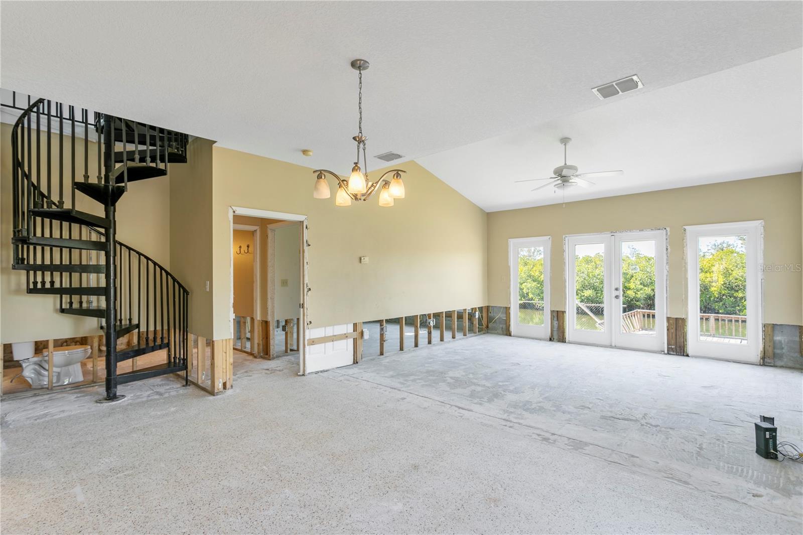 Listing photo id 11 for 4610 Bay Crest Drive