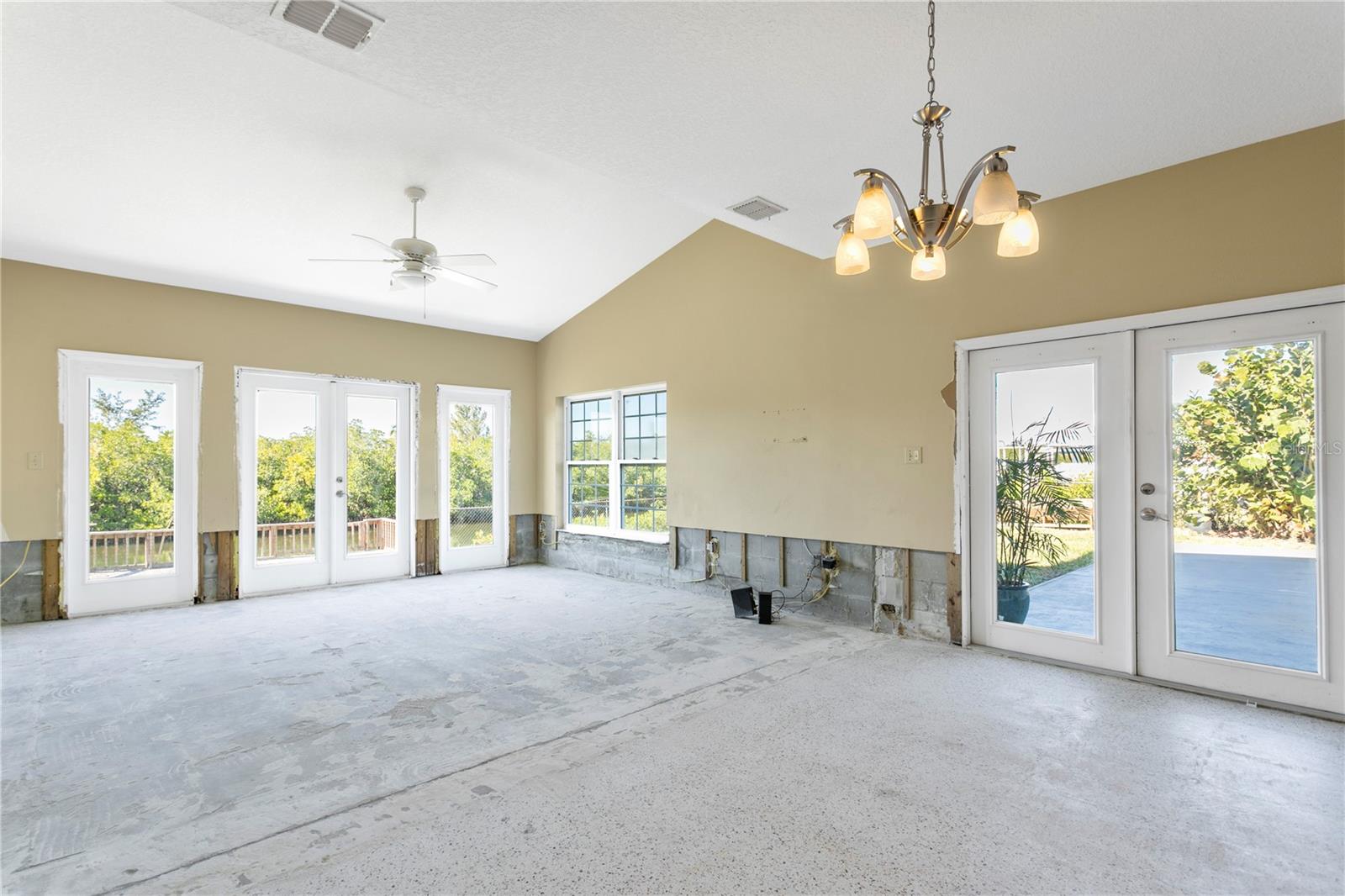 Listing photo id 12 for 4610 Bay Crest Drive