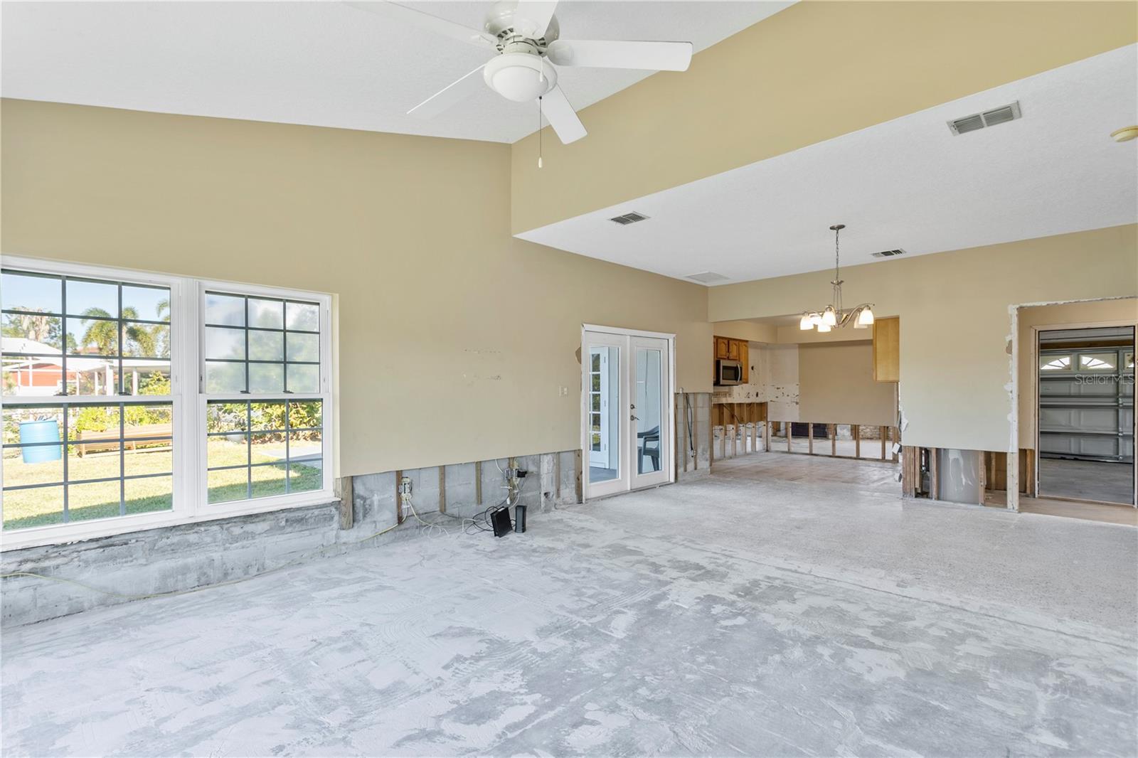 Listing photo id 15 for 4610 Bay Crest Drive