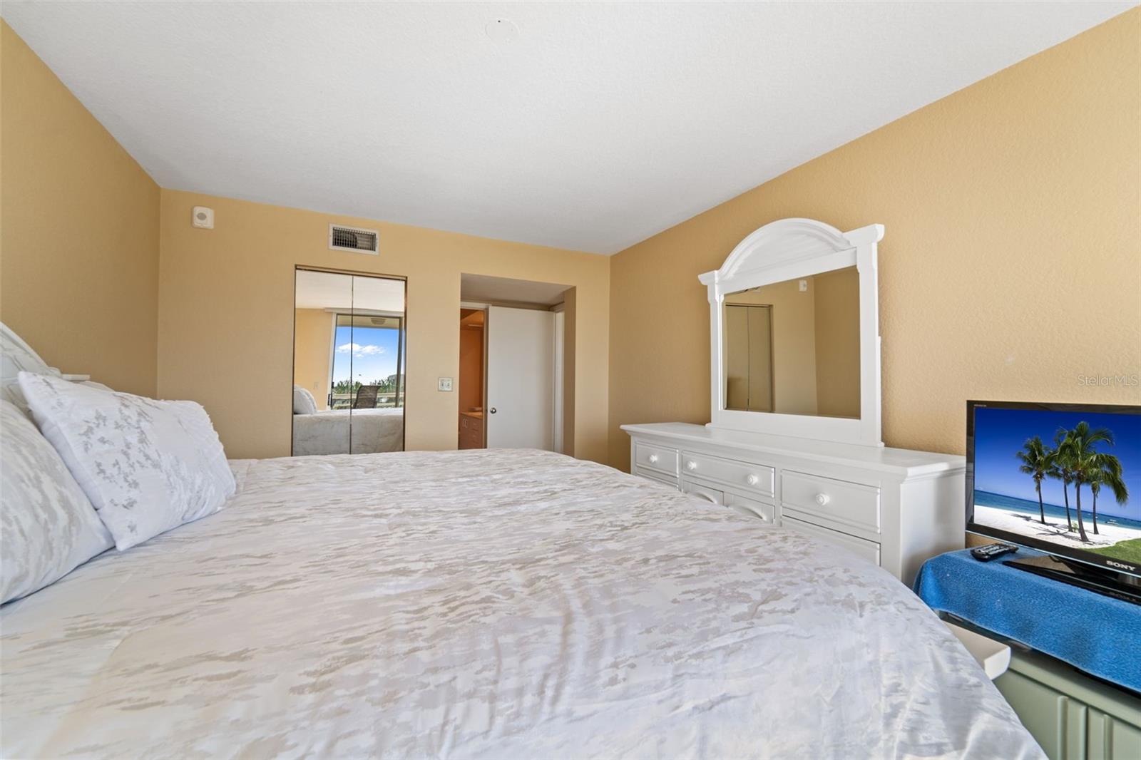 Listing photo id 19 for 6021 Bahia Del Mar Circle 534