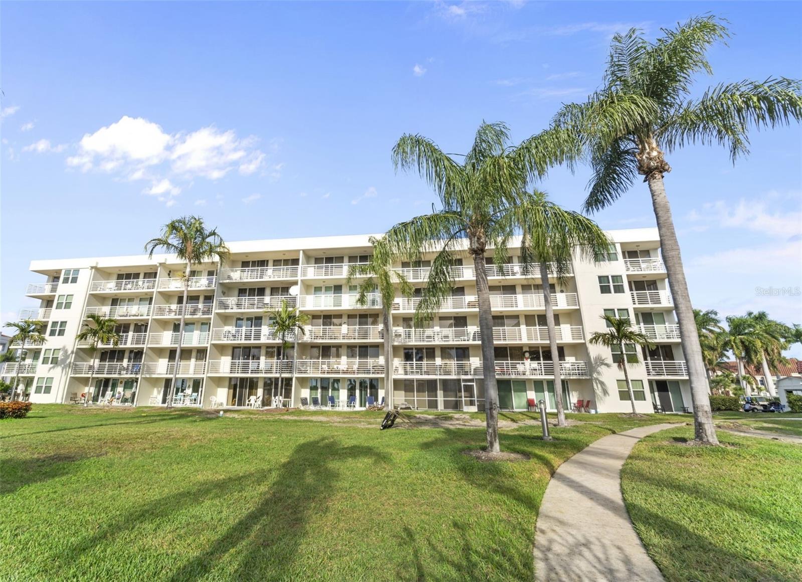 Listing photo id 3 for 6021 Bahia Del Mar Circle 534