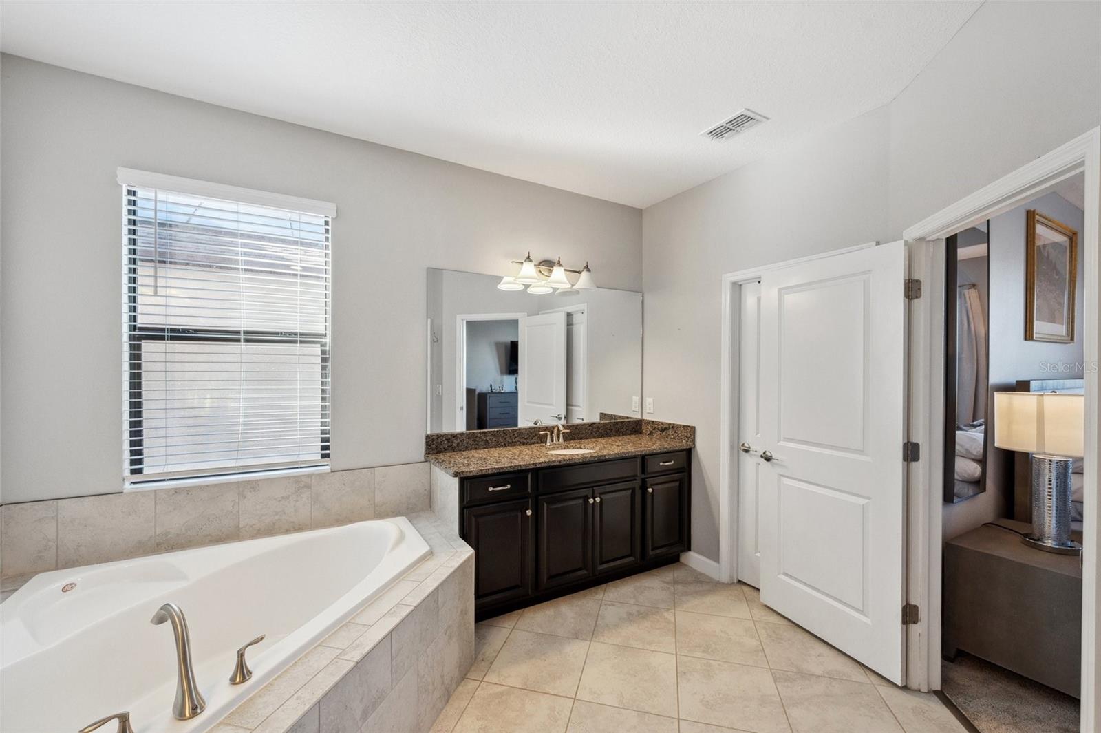 Listing photo id 19 for 9928 Ivory Drive