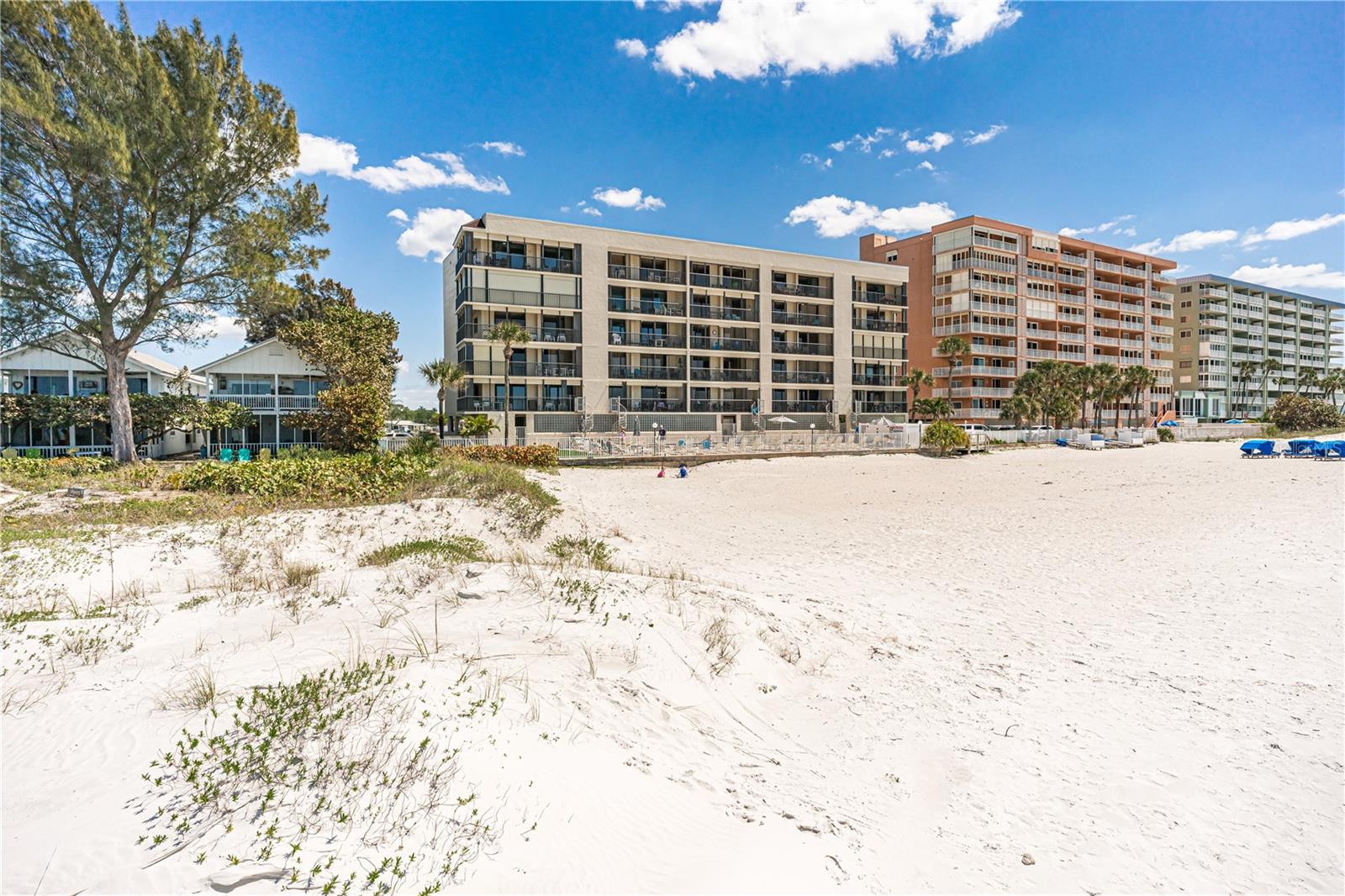 Listing photo id 42 for 20040 Gulf Boulevard 605