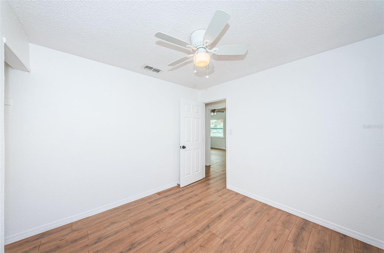 Listing photo id 11 for 601 Paris Avenue S