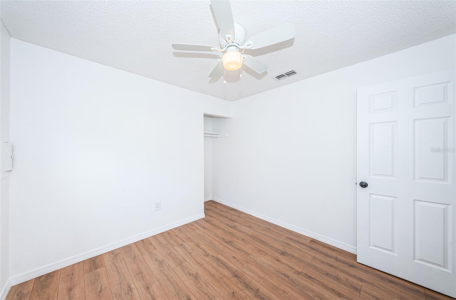 Listing photo id 12 for 601 Paris Avenue S