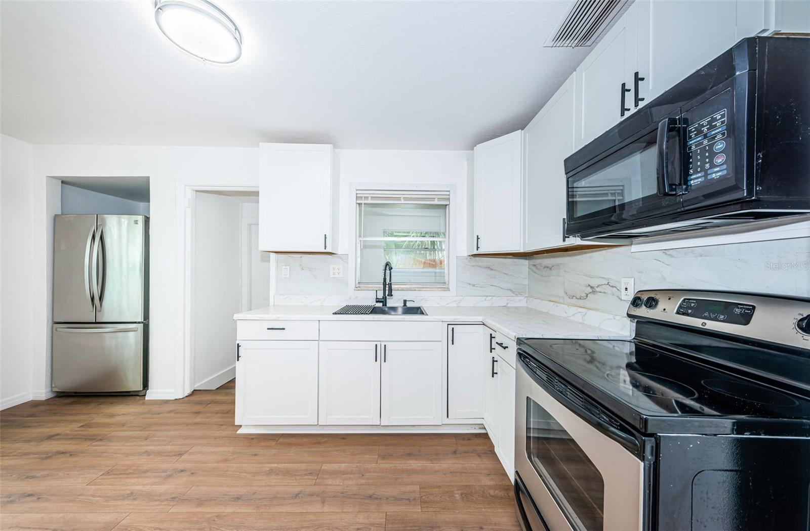 Listing photo id 2 for 601 Paris Avenue S